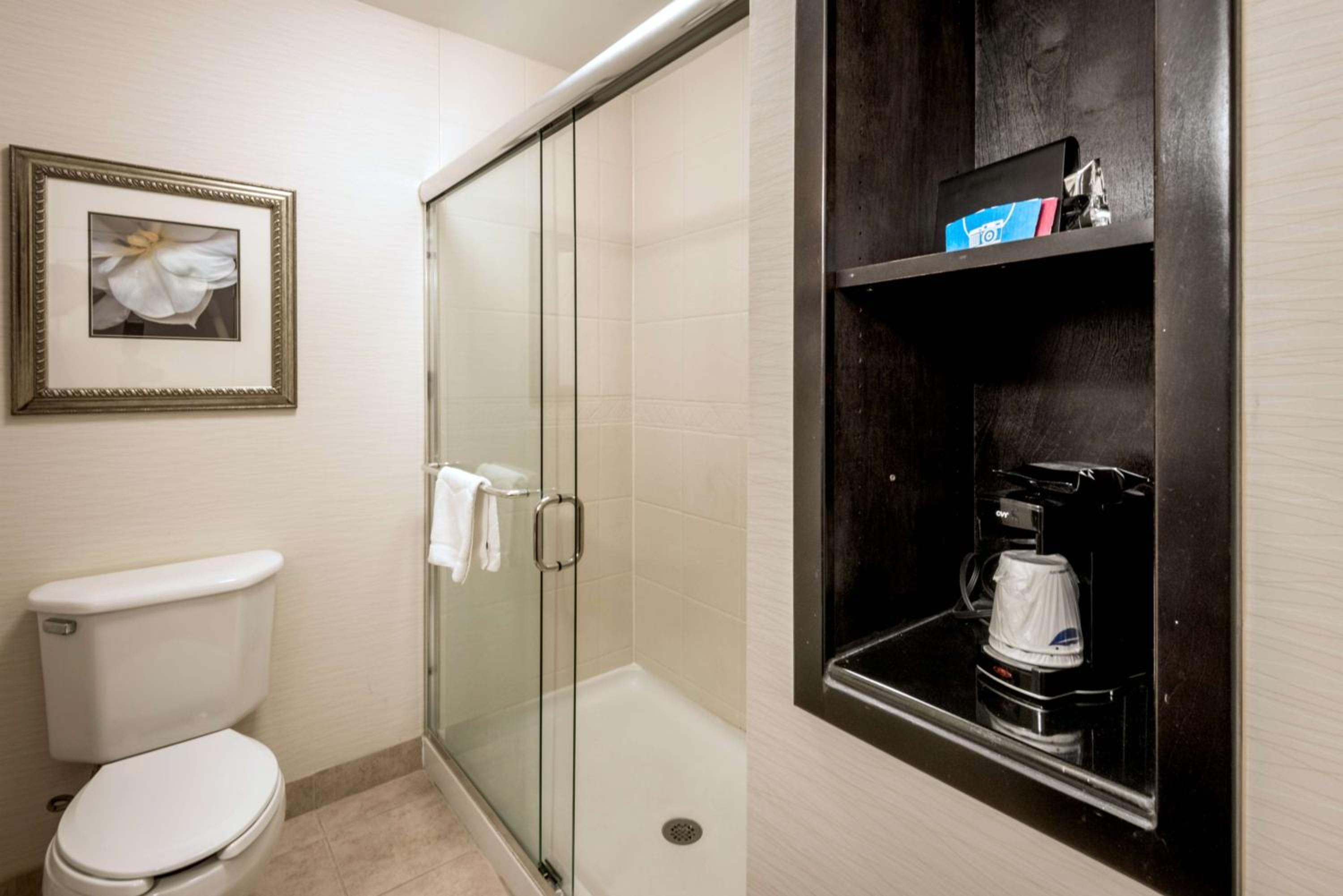 Deluxe King Room - Non-Smoking - Photo 6