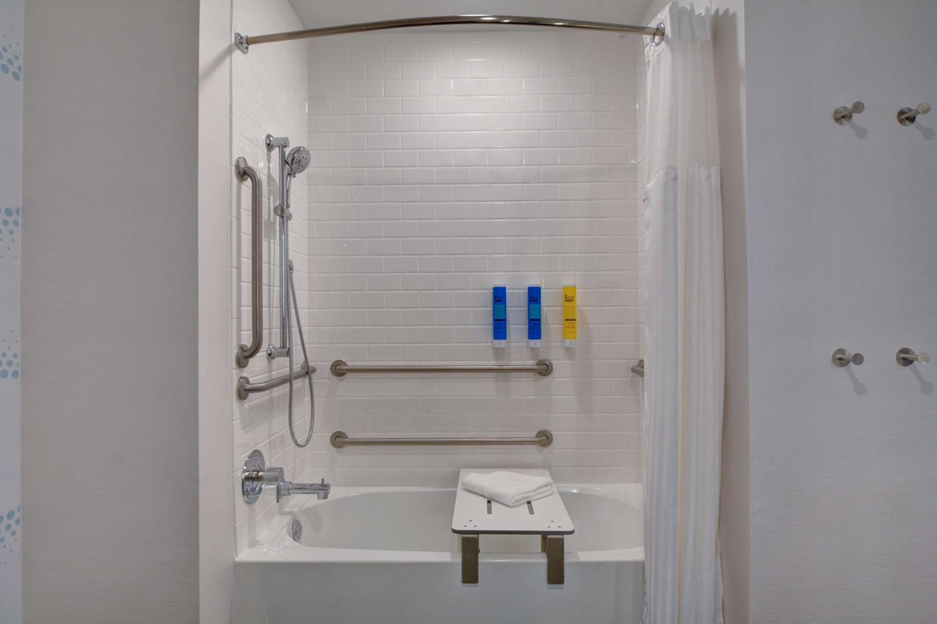 Queen Room with Two Queen Beds - Mobility Access - Photo 2