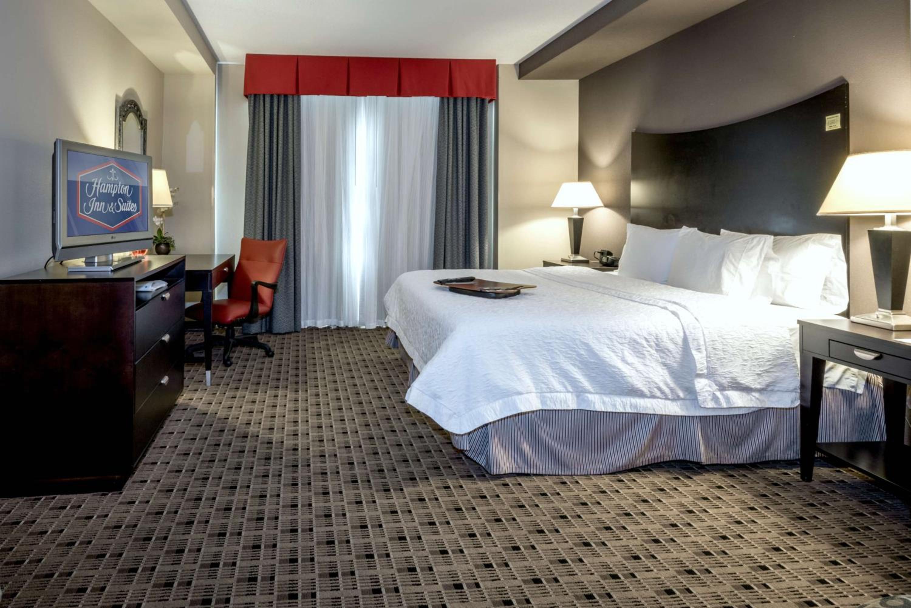 King Room with King Bed - Non-Smoking - Photo 2
