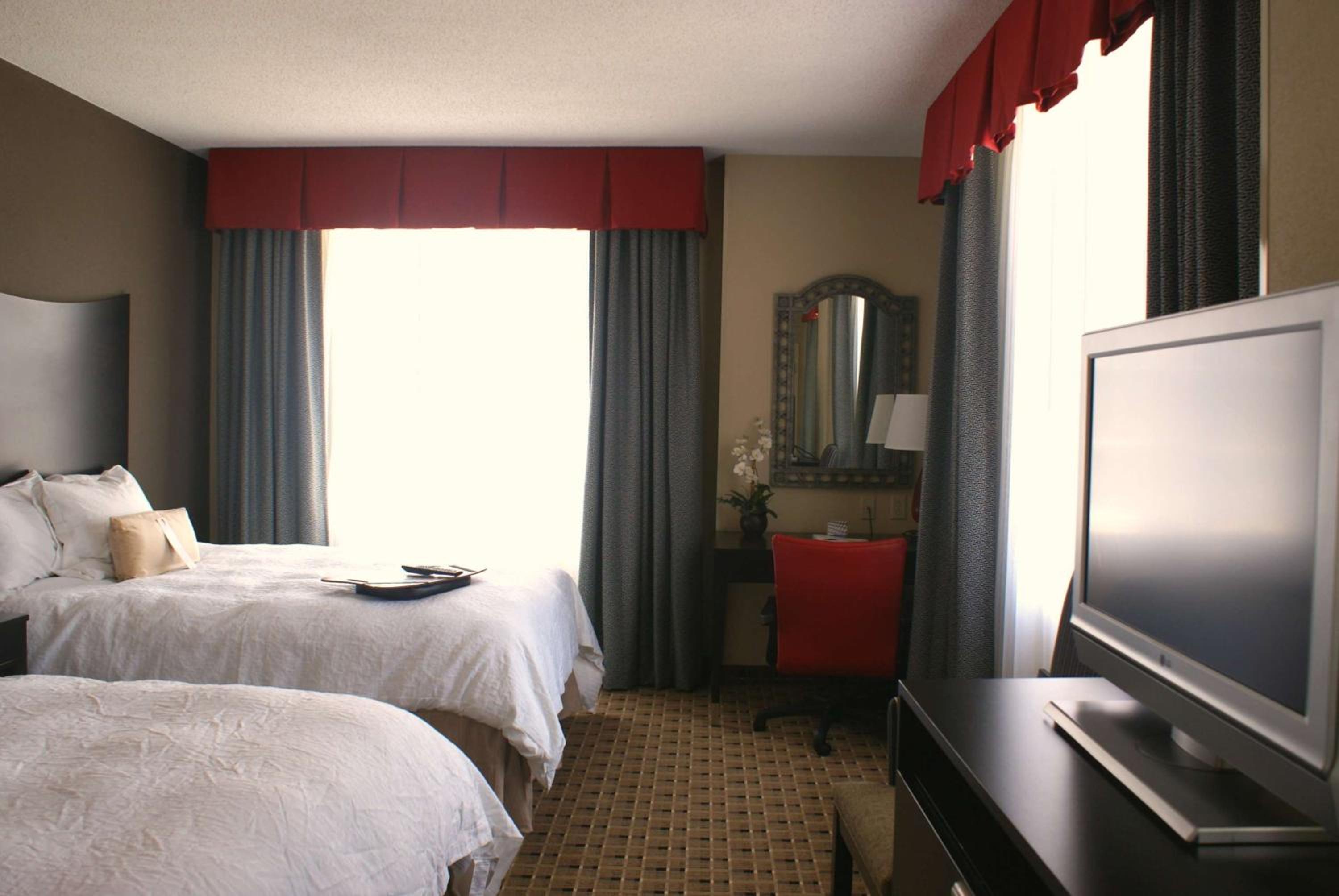 Room with Two Queen Beds - Non-Smoking - Photo 3