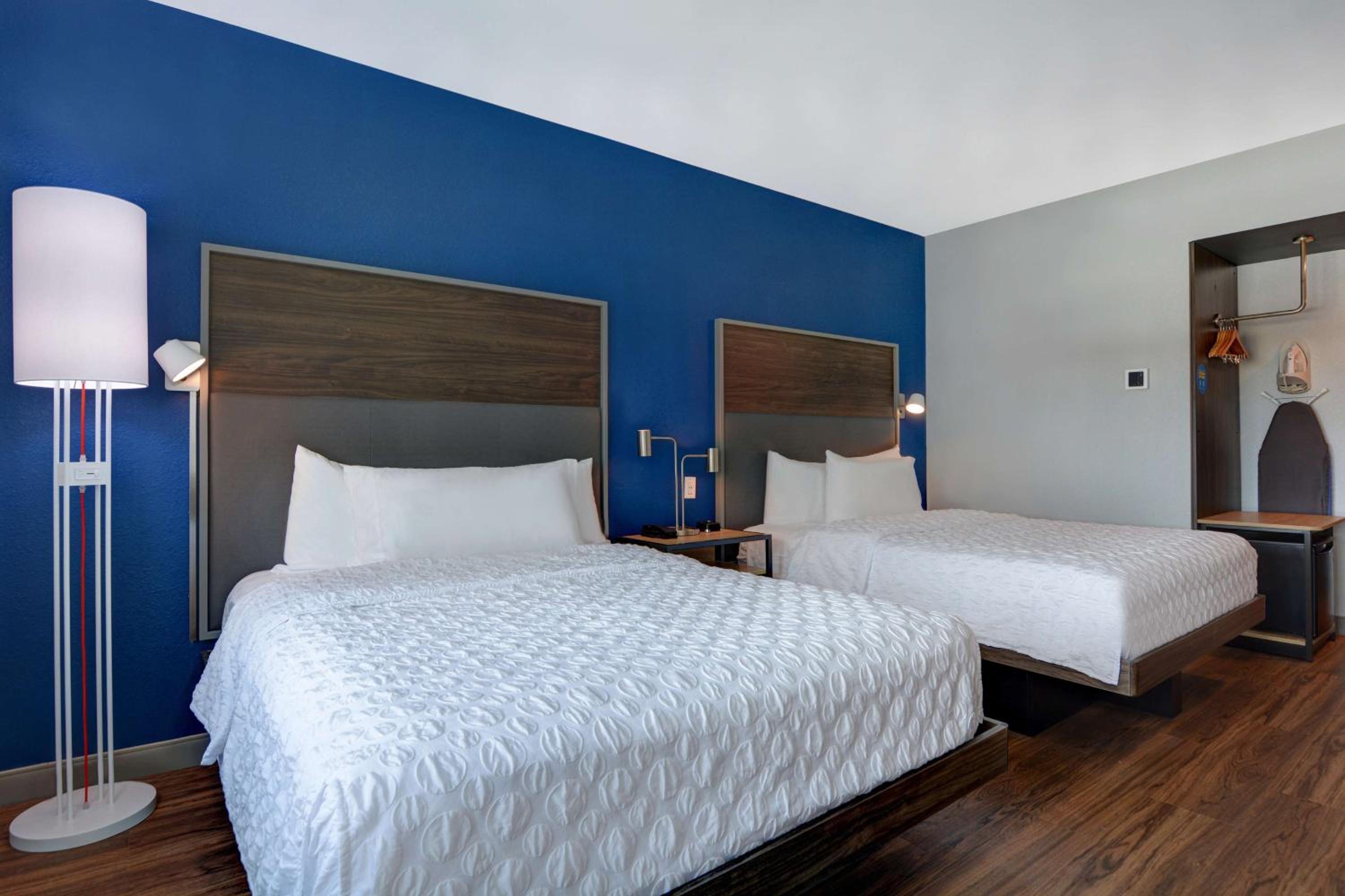 Queen Room with Two Queen Beds - Photo 4