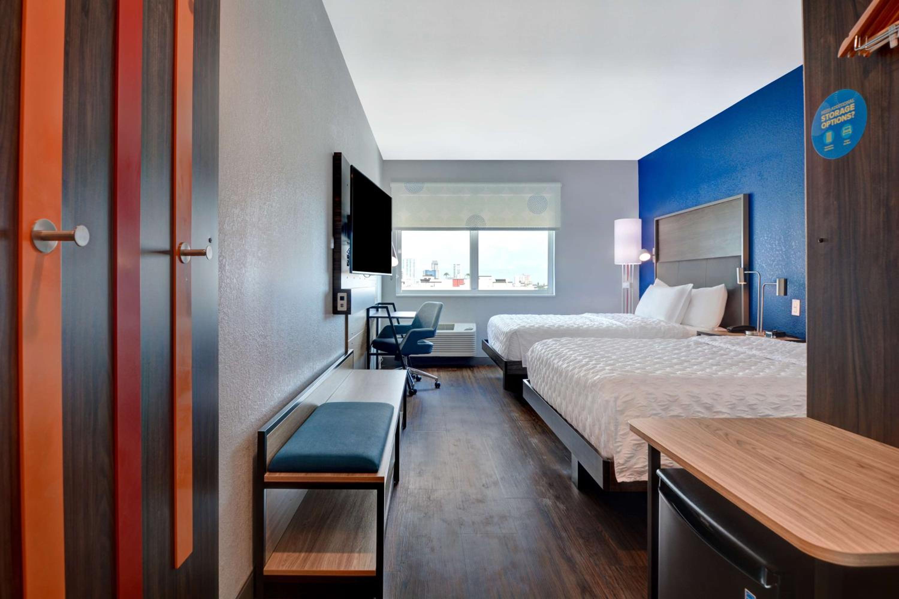 Queen Room with Two Queen Beds - Photo 2