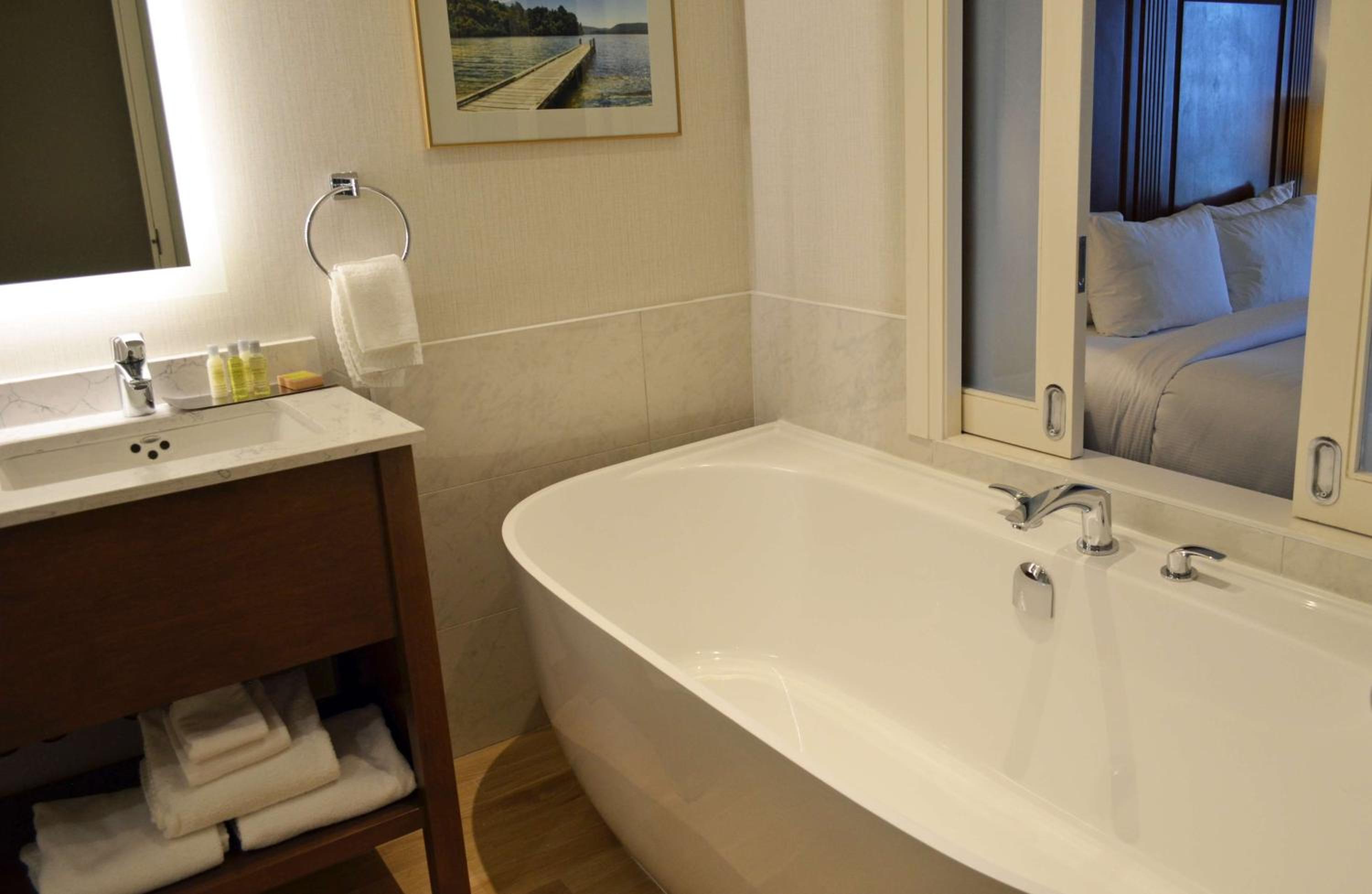 King Room with Soaker Tub and American Falls View - Photo 3