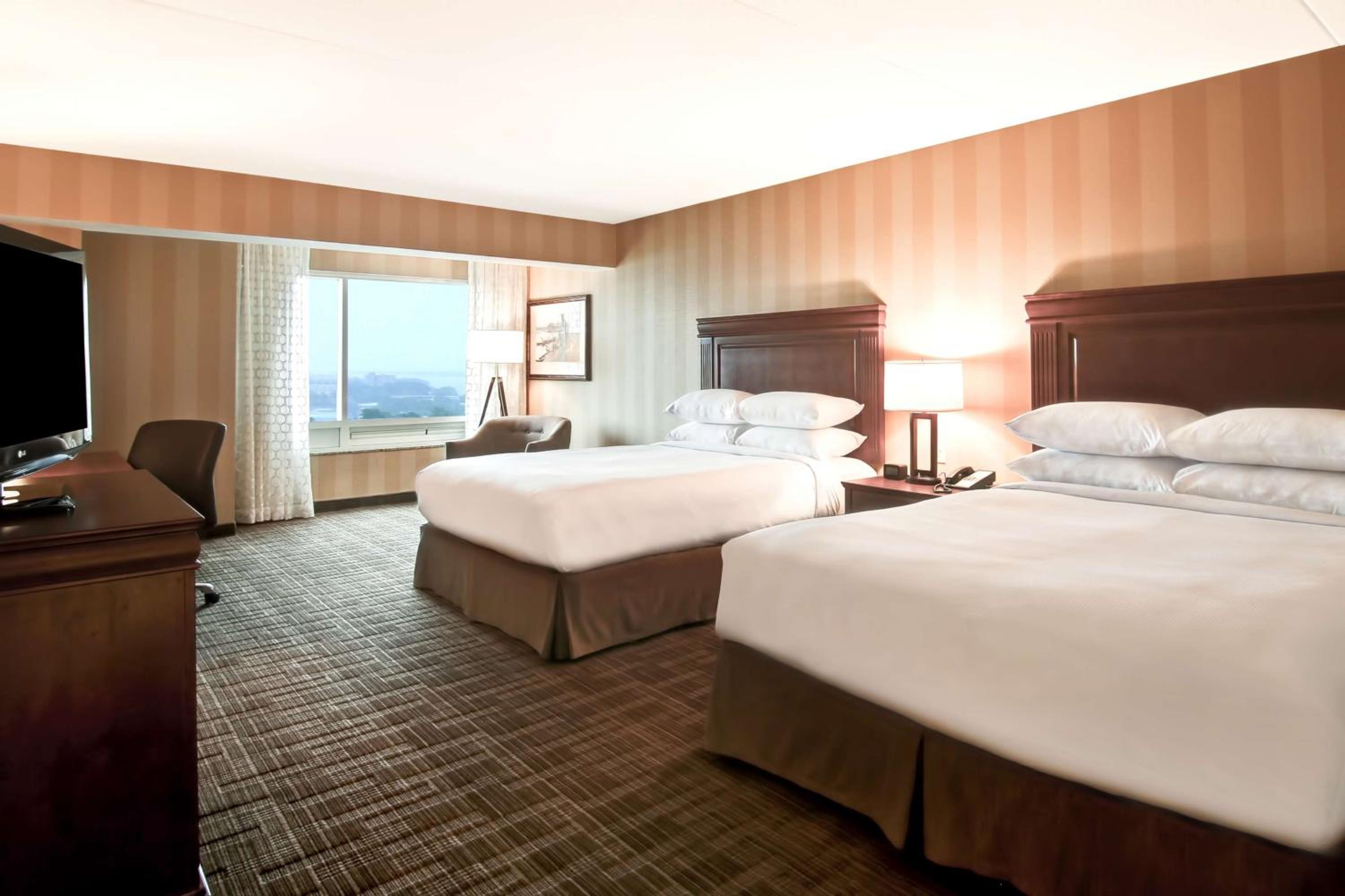 Queen Room with Two Queen Beds, City View and American Falls View - Photo 1