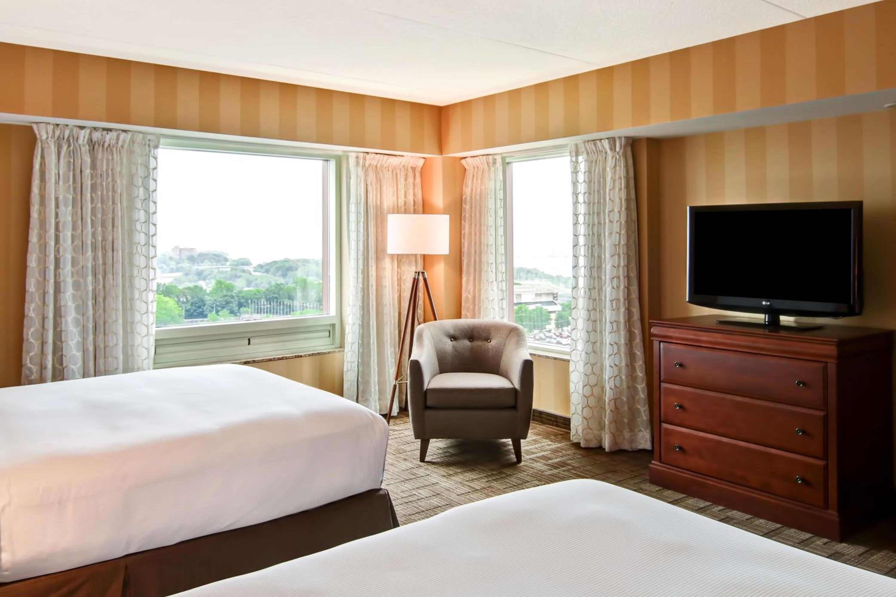 Two-Room Suite with Two Queen Beds and Upper River View - Photo 3
