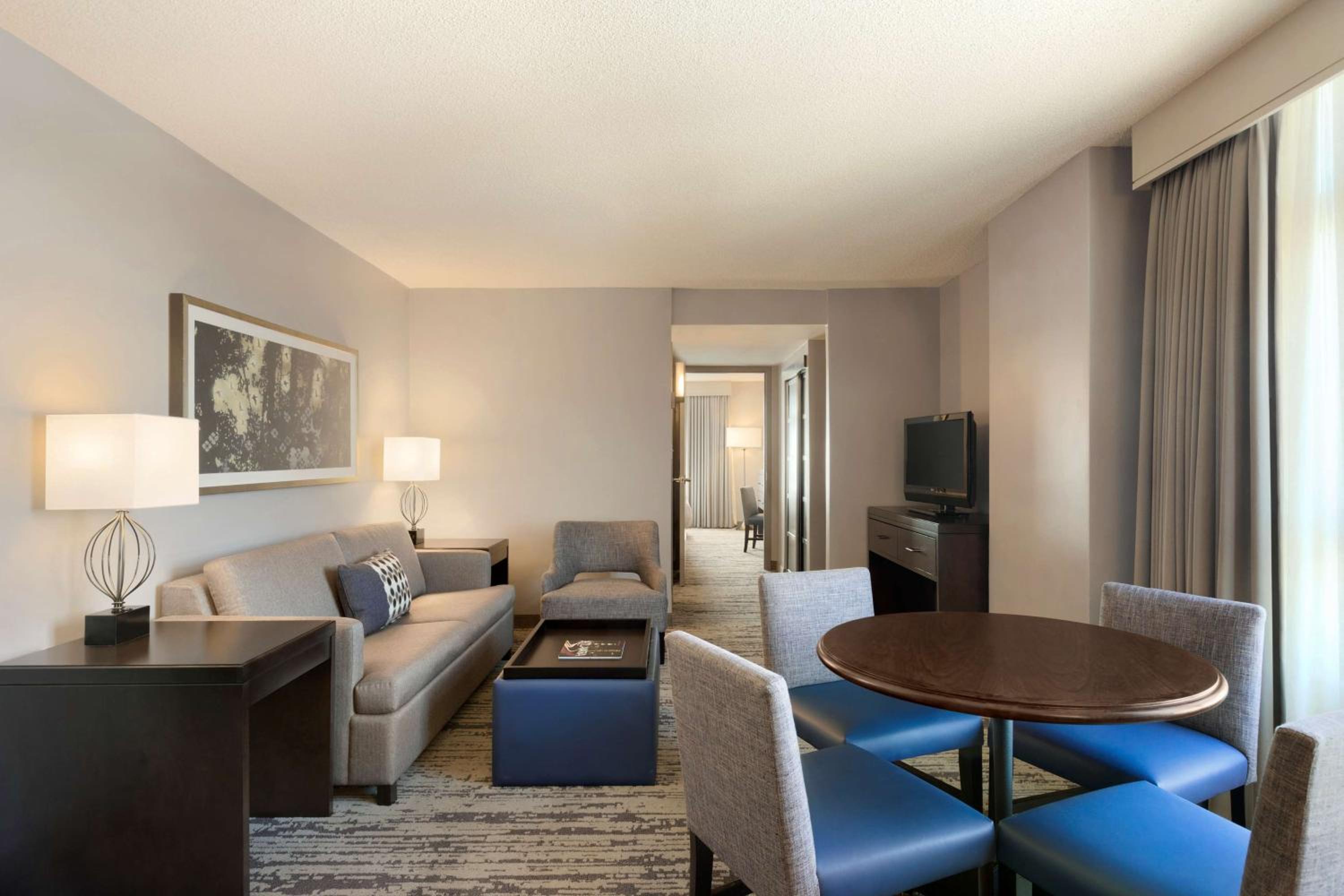 Premium Corner Suite with Two Double Beds - Photo 4