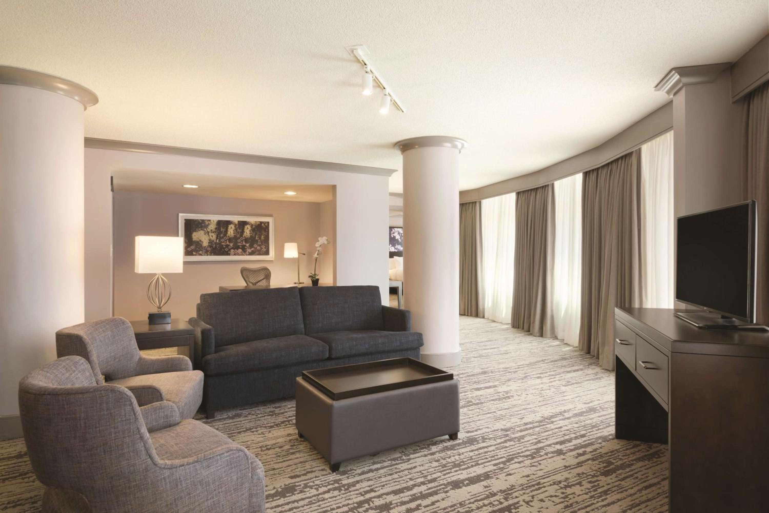 Corner King Suite with Park View - Photo 4