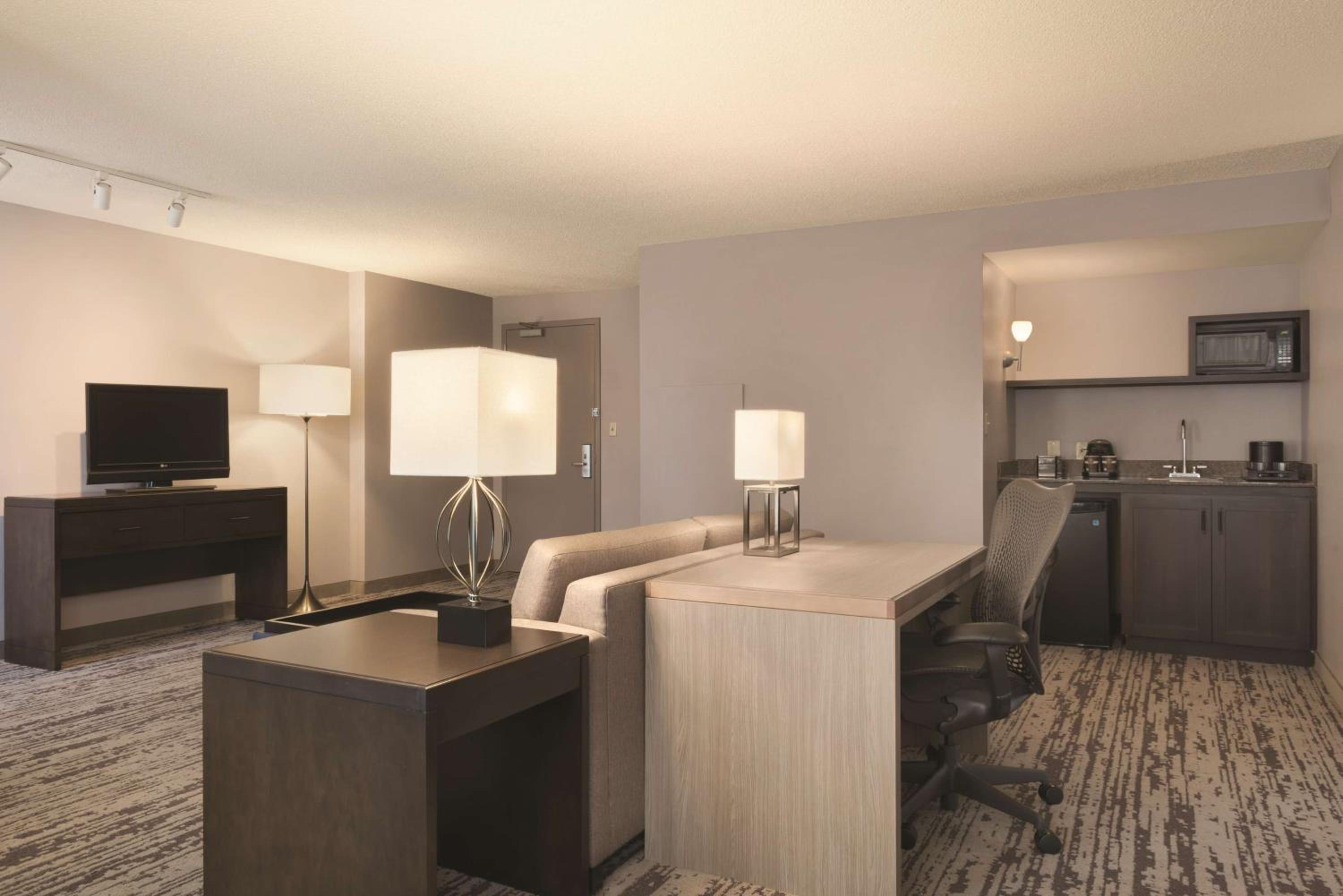 Corner King Suite with Park View - Photo 6