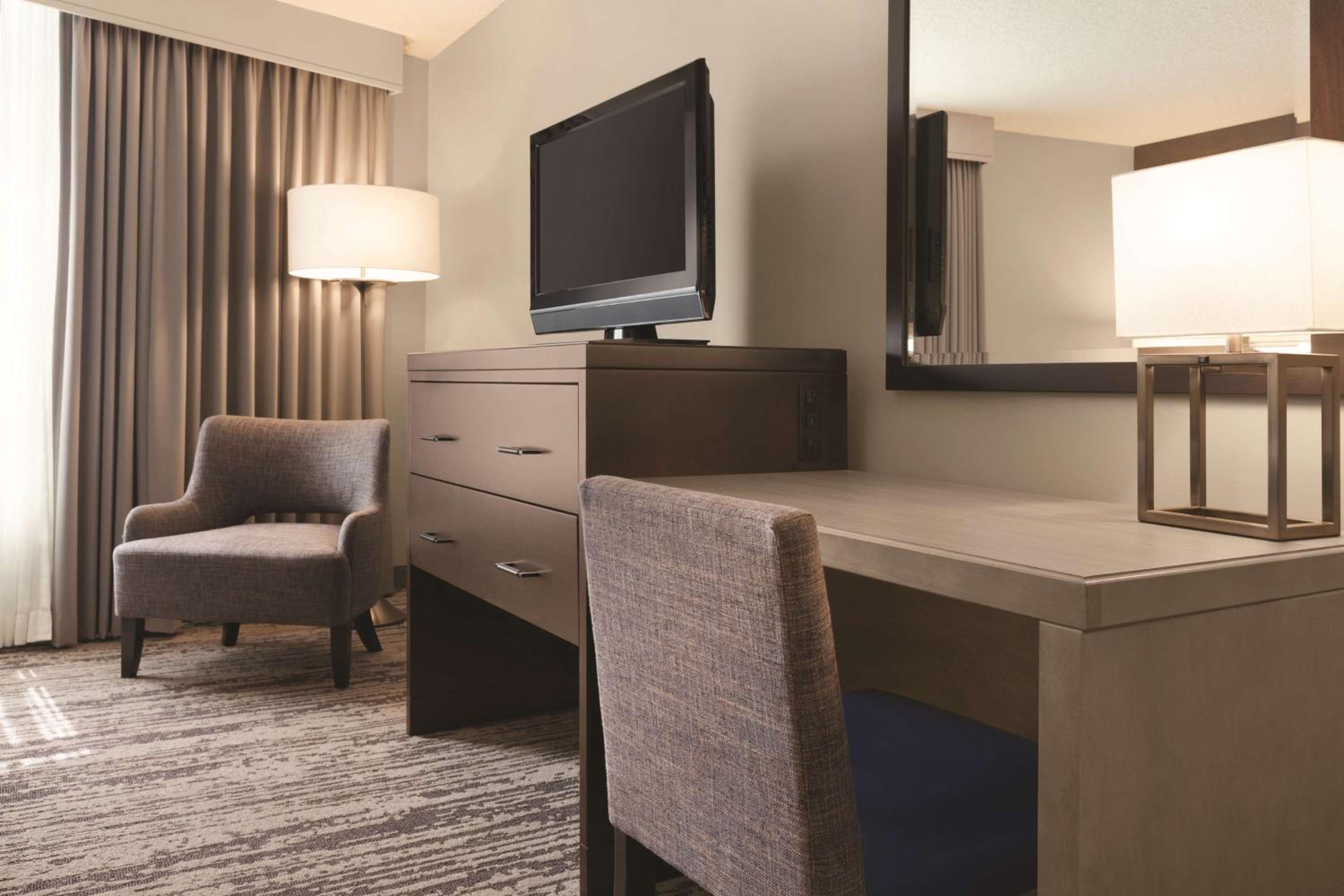 Corner King Suite with Park View - Photo 5