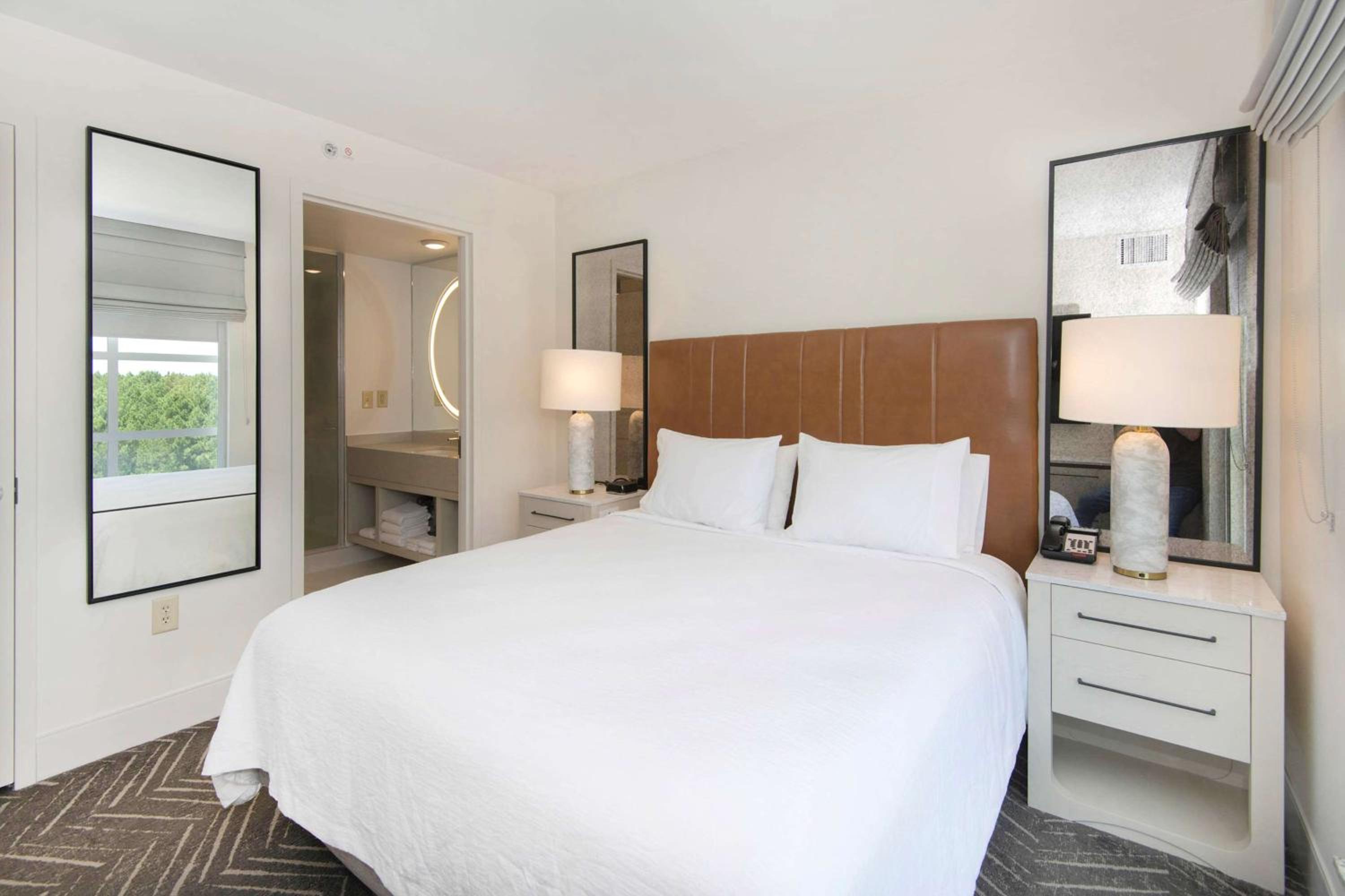 King Suite - Non-Smoking - Photo 2