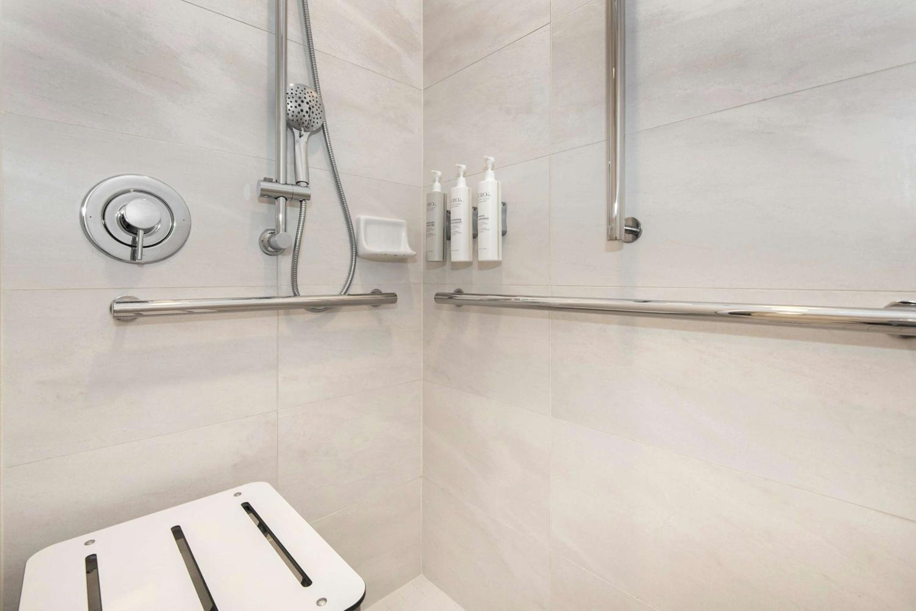 One-Bedroom King Suite with Roll-In Shower - Mobility Access/Non-Smoking - Photo 4