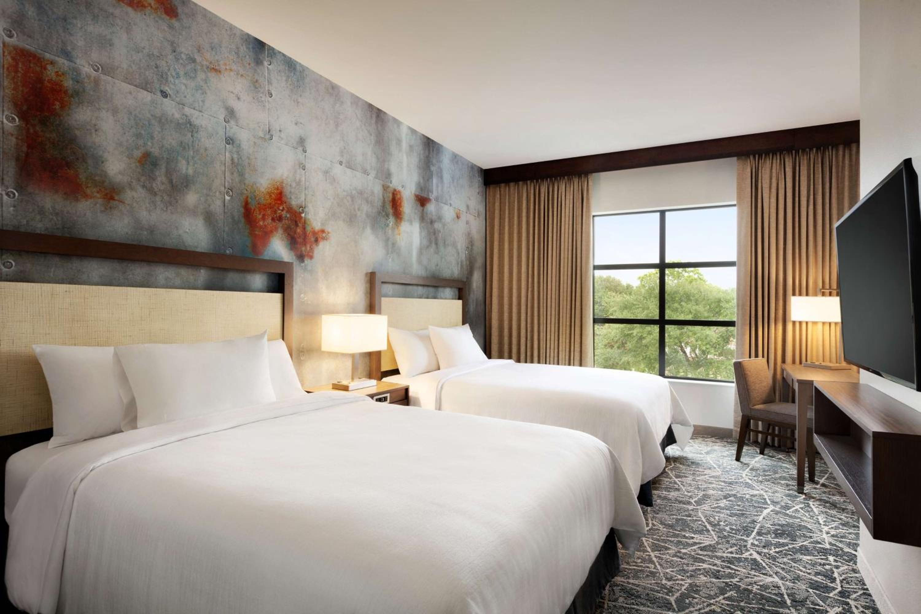 Deluxe Room, 1 King Bed, Accessible, Bathtub