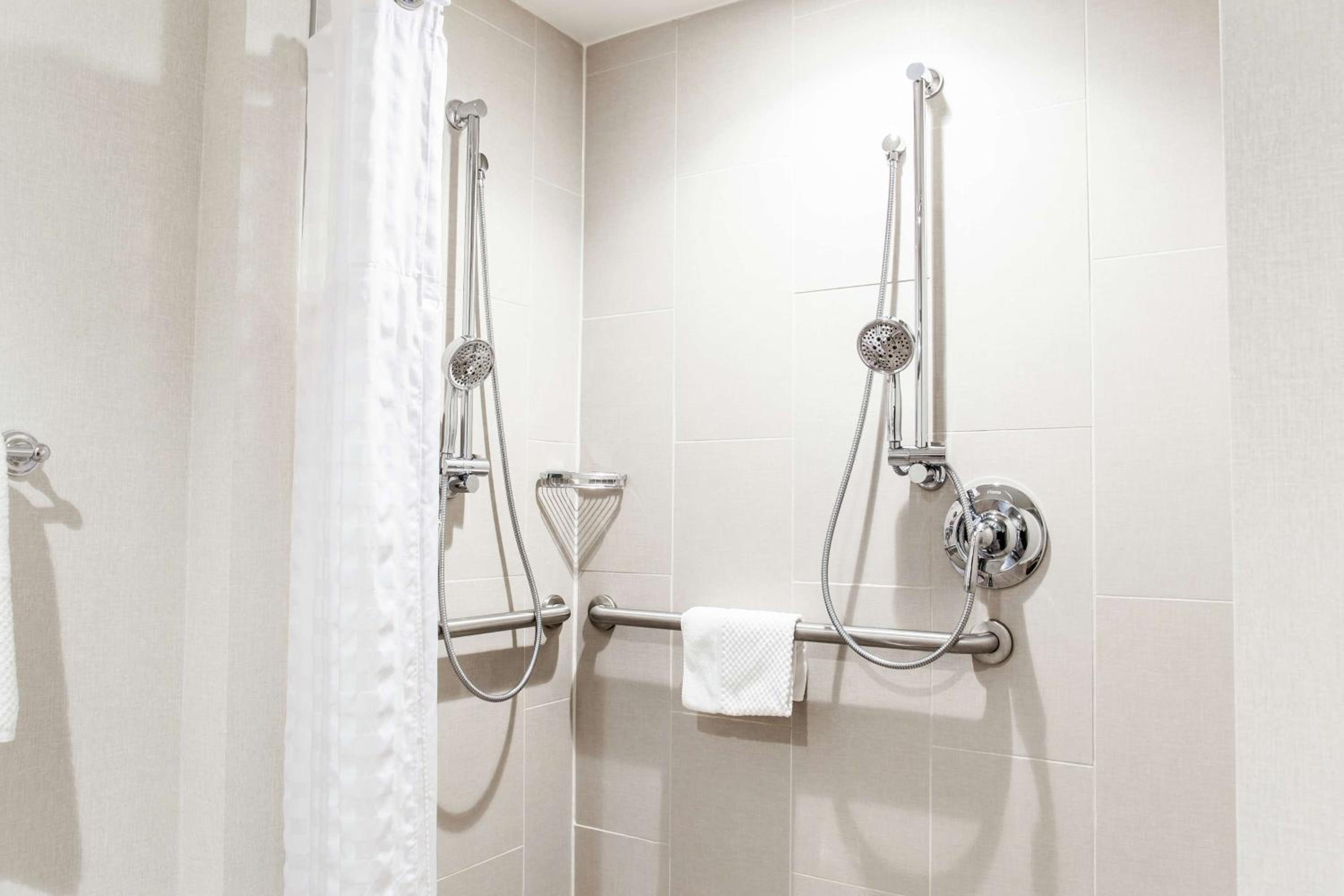 Queen Suite with Two Queen Beds with Bath Tub - Mobility/Hearing Access - Non-Smoking - Photo 2