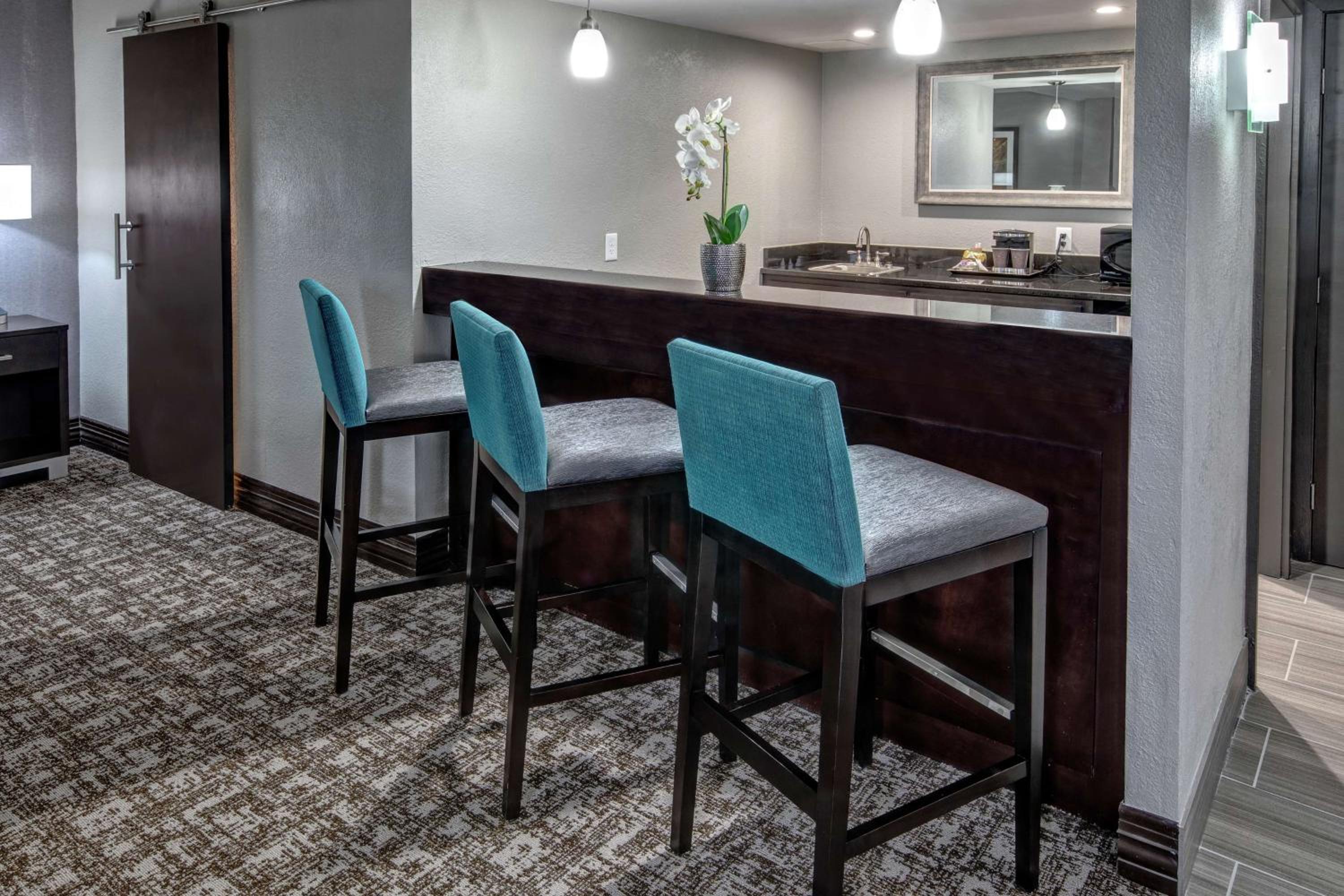Junior King Suite with Sofa Bed - Photo 6