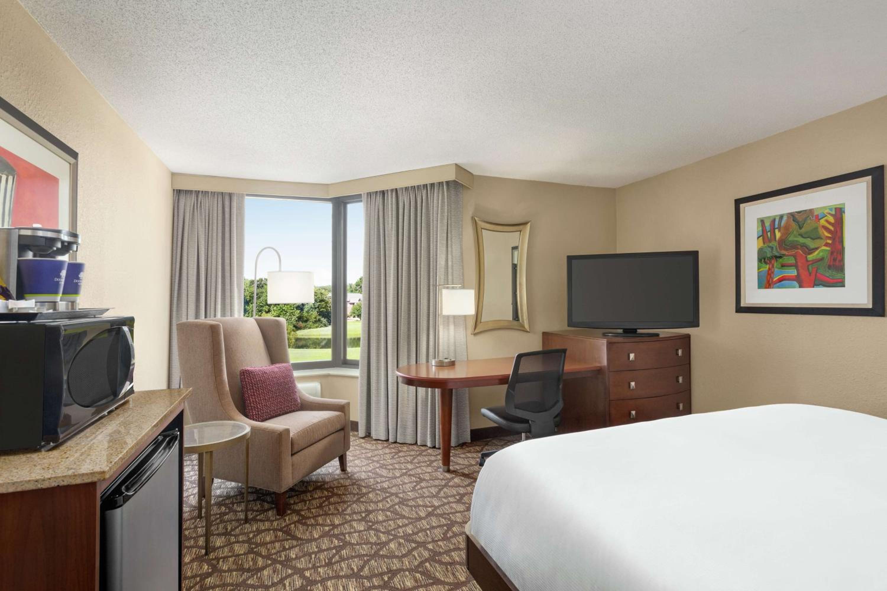 King Room with Bath Tub - Mobility Access - Photo 3
