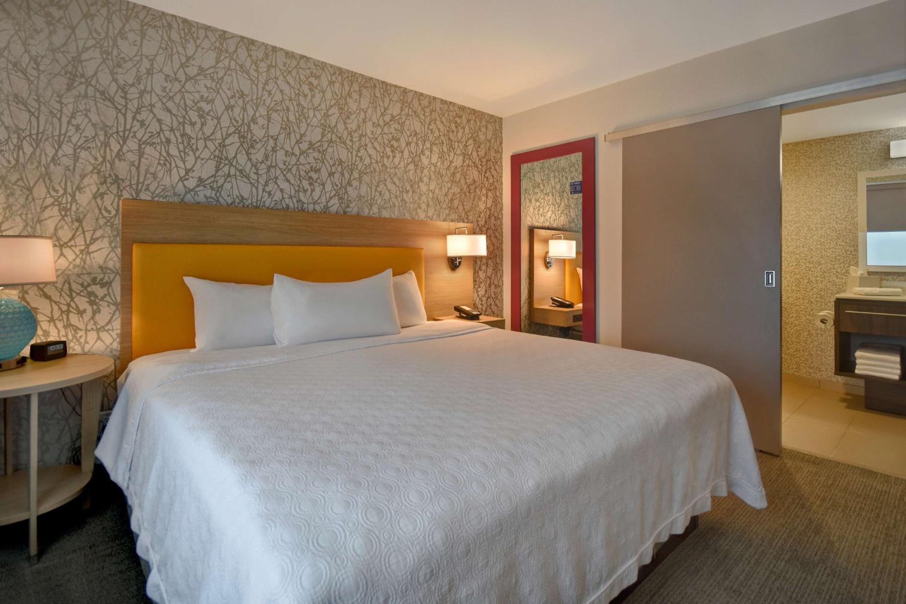 One-Bedroom King Suite - Non-Smoking - Photo 2