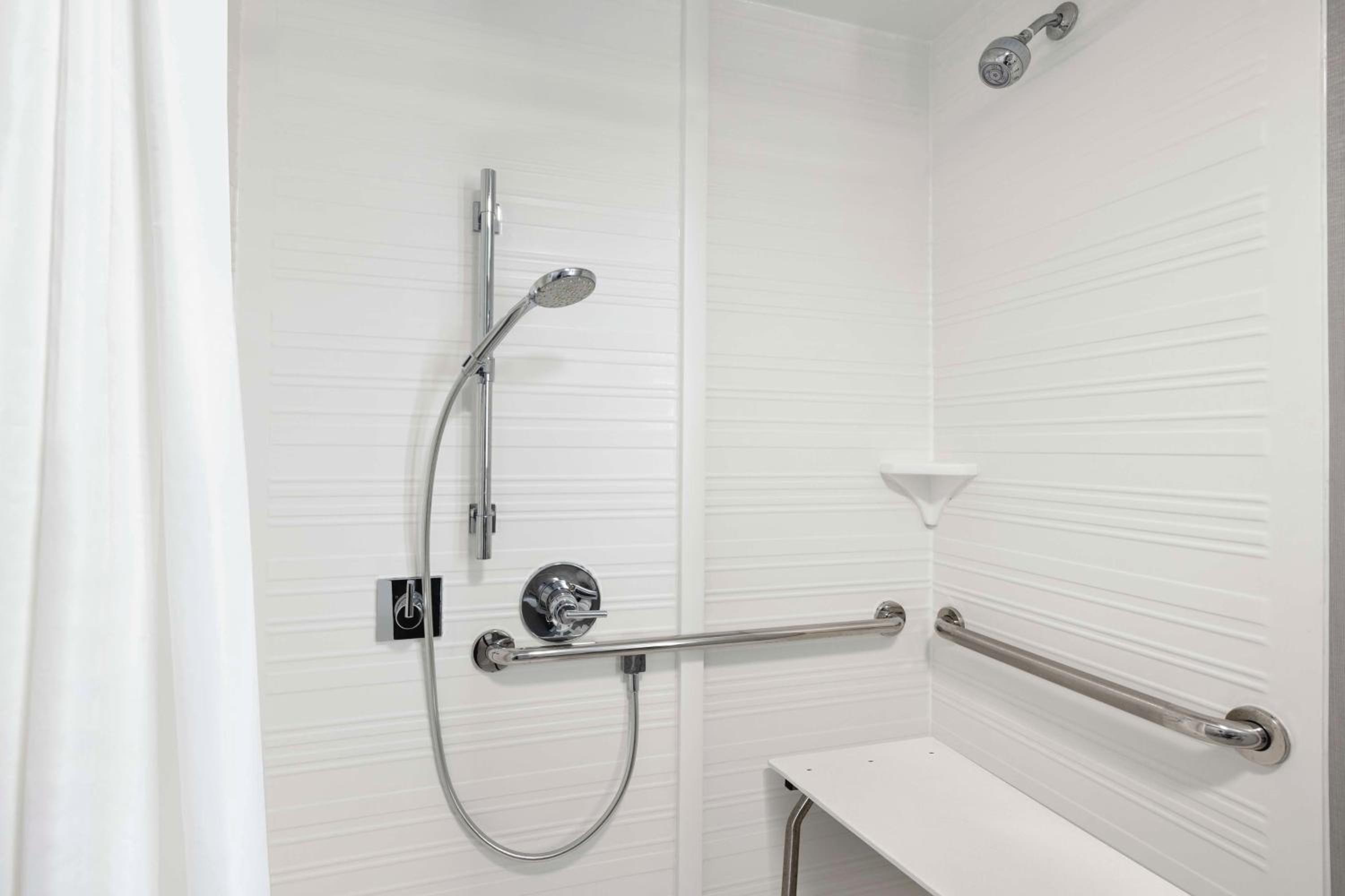 King Room with Roll-In Shower - Mobility Access/Non-Smoking - Photo 2
