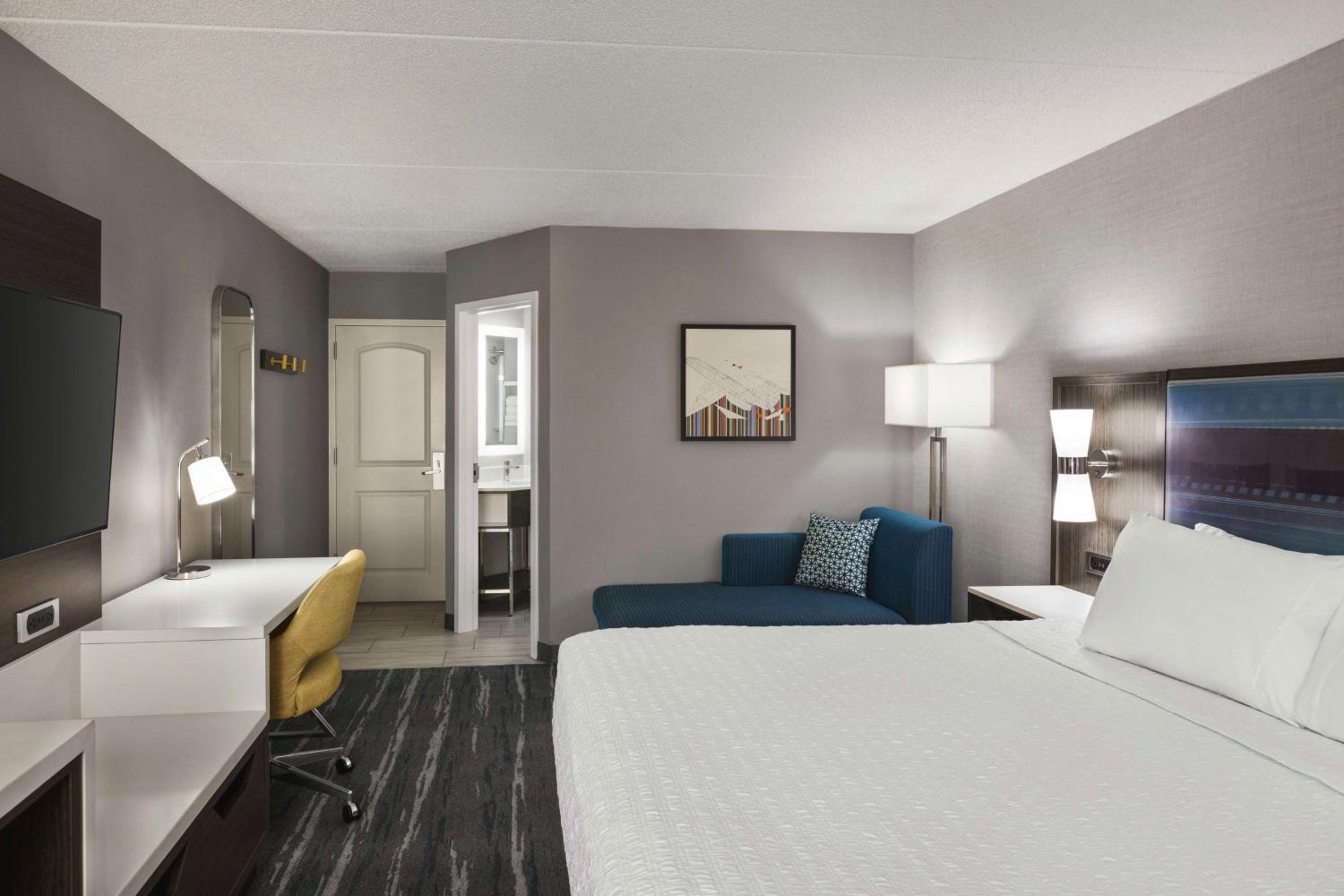Deluxe King Room - Non-Smoking - Photo 4