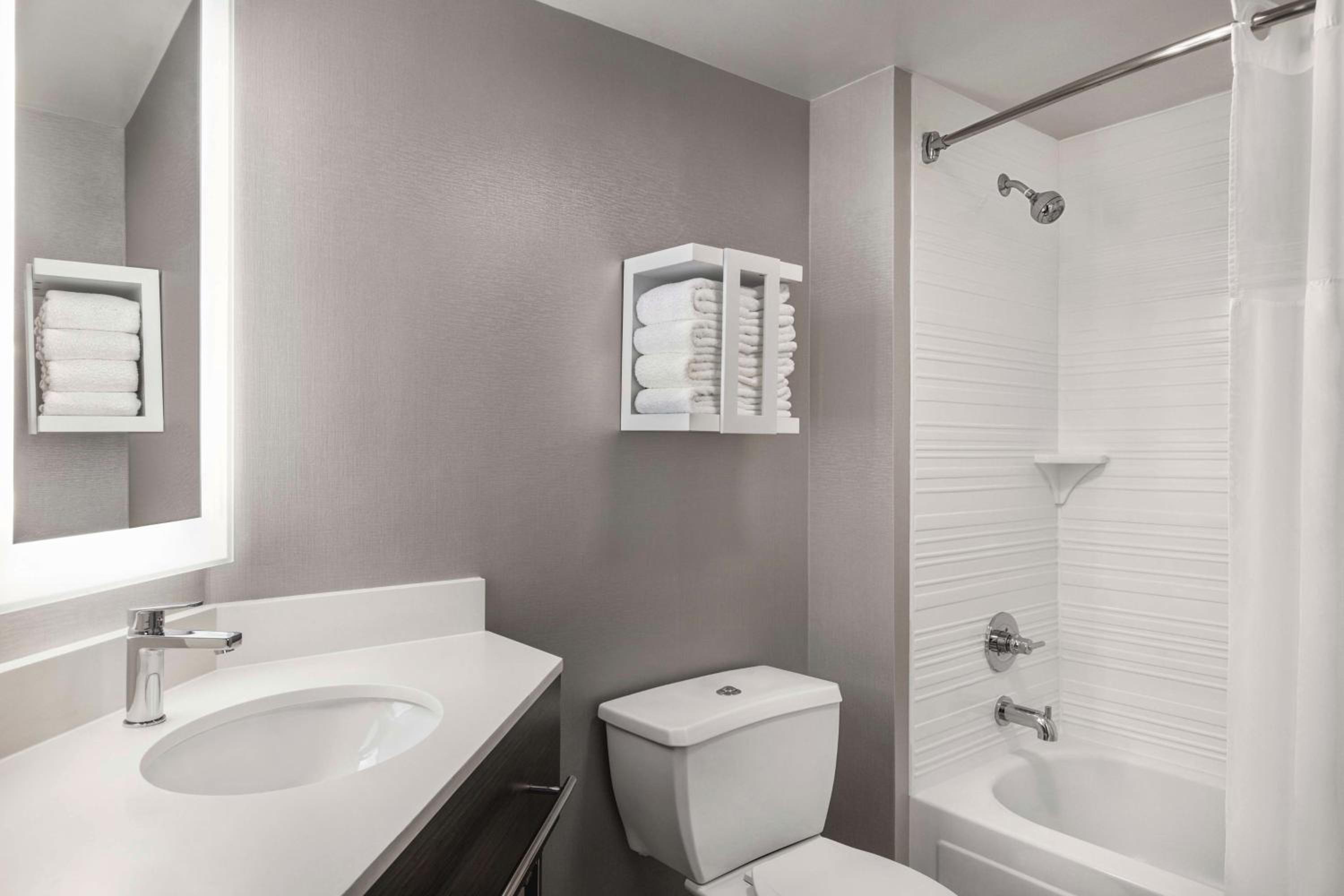 Double Room with Two Double Beds - Hearing Accessible  - Photo 2