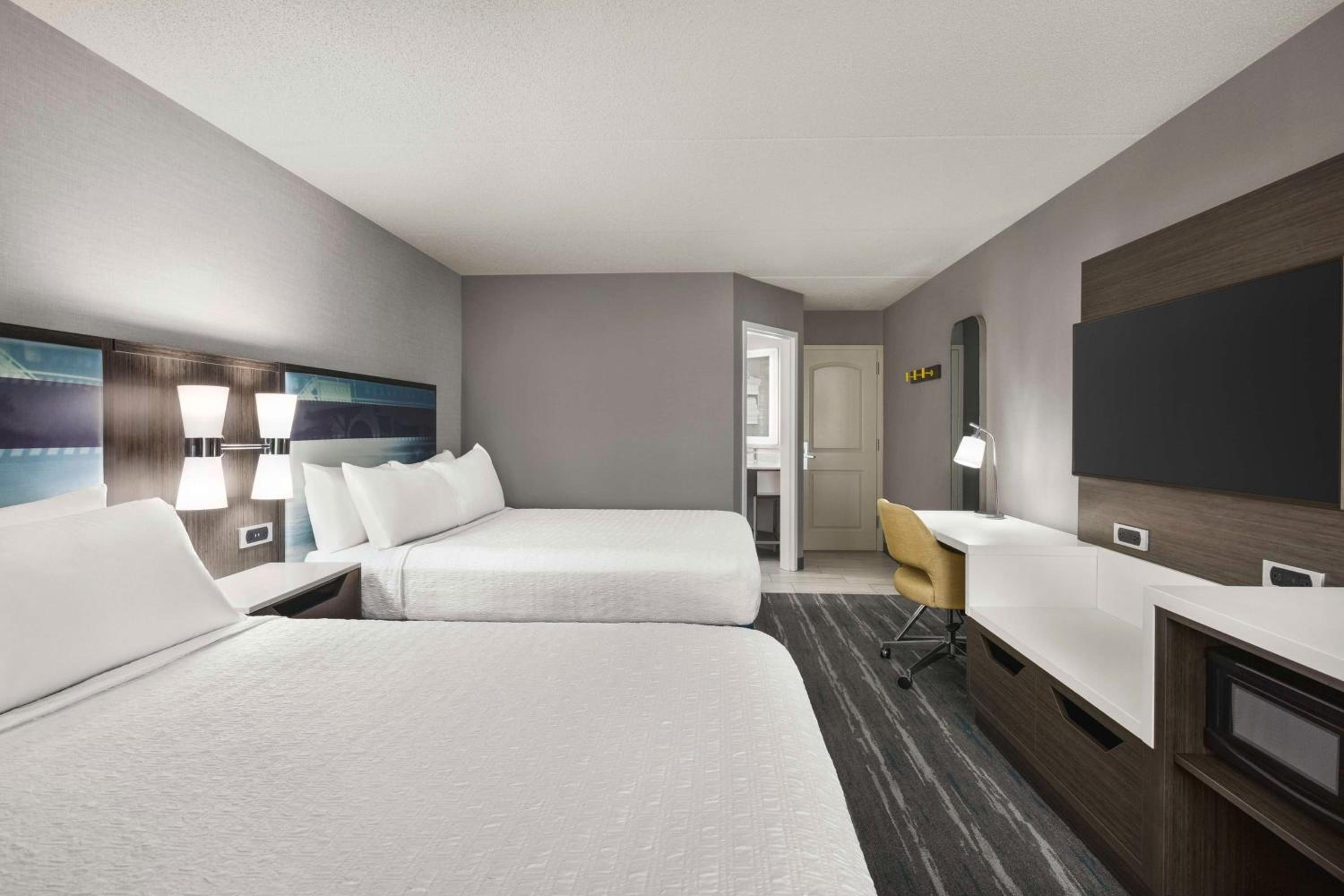 Double Room with Two Double Beds - Hearing Accessible  - Photo 3