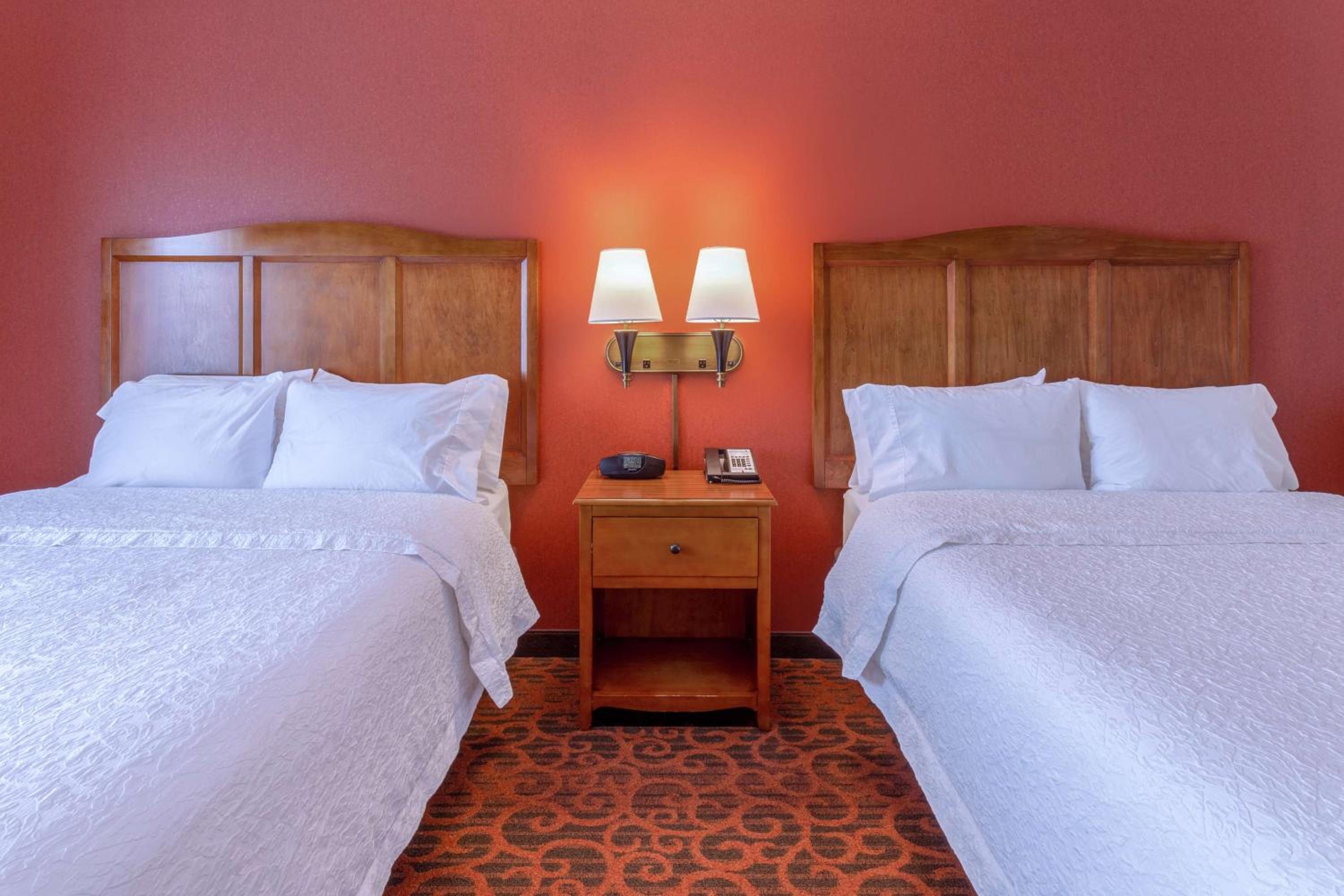 Room with Two Queen Beds - Non-Smoking - Photo 2