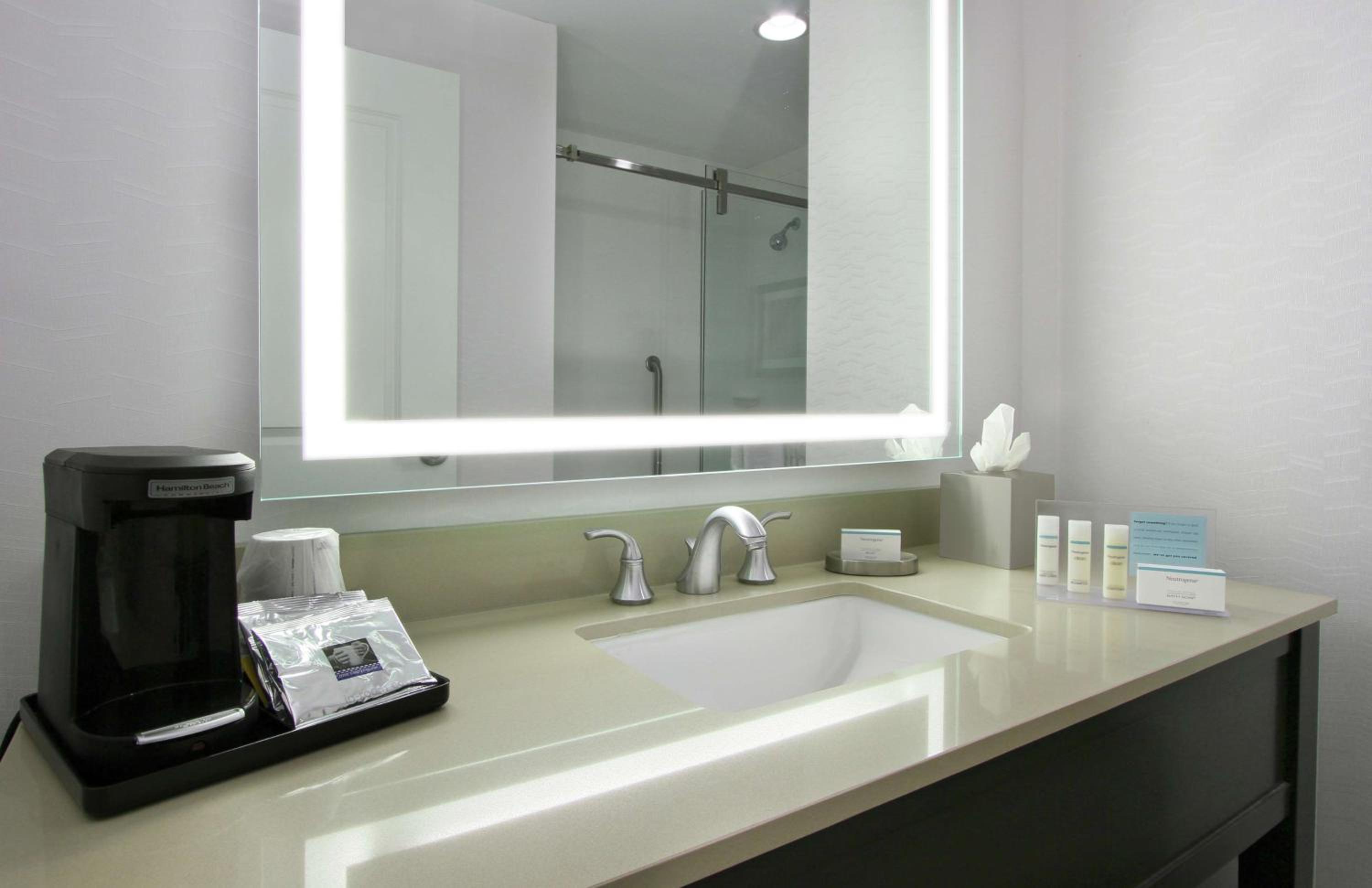 King Room - Non-Smoking - Photo 7