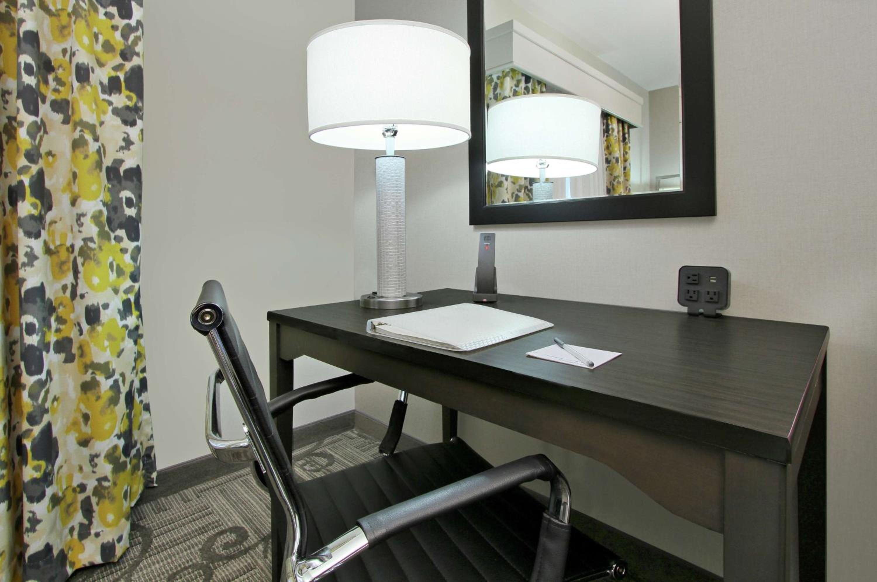King Room - Non-Smoking - Photo 2