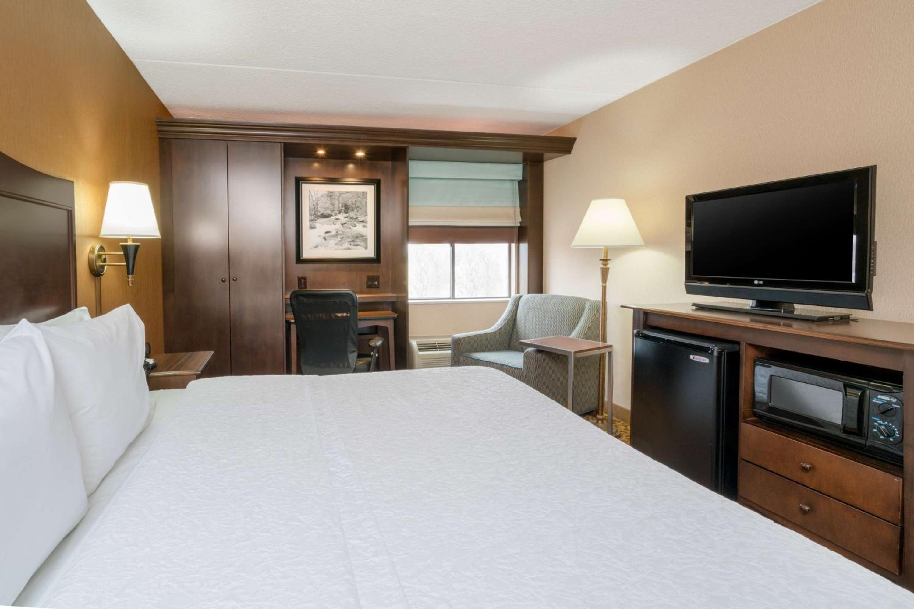 King Room with King Bed - Non-Smoking - Photo 3