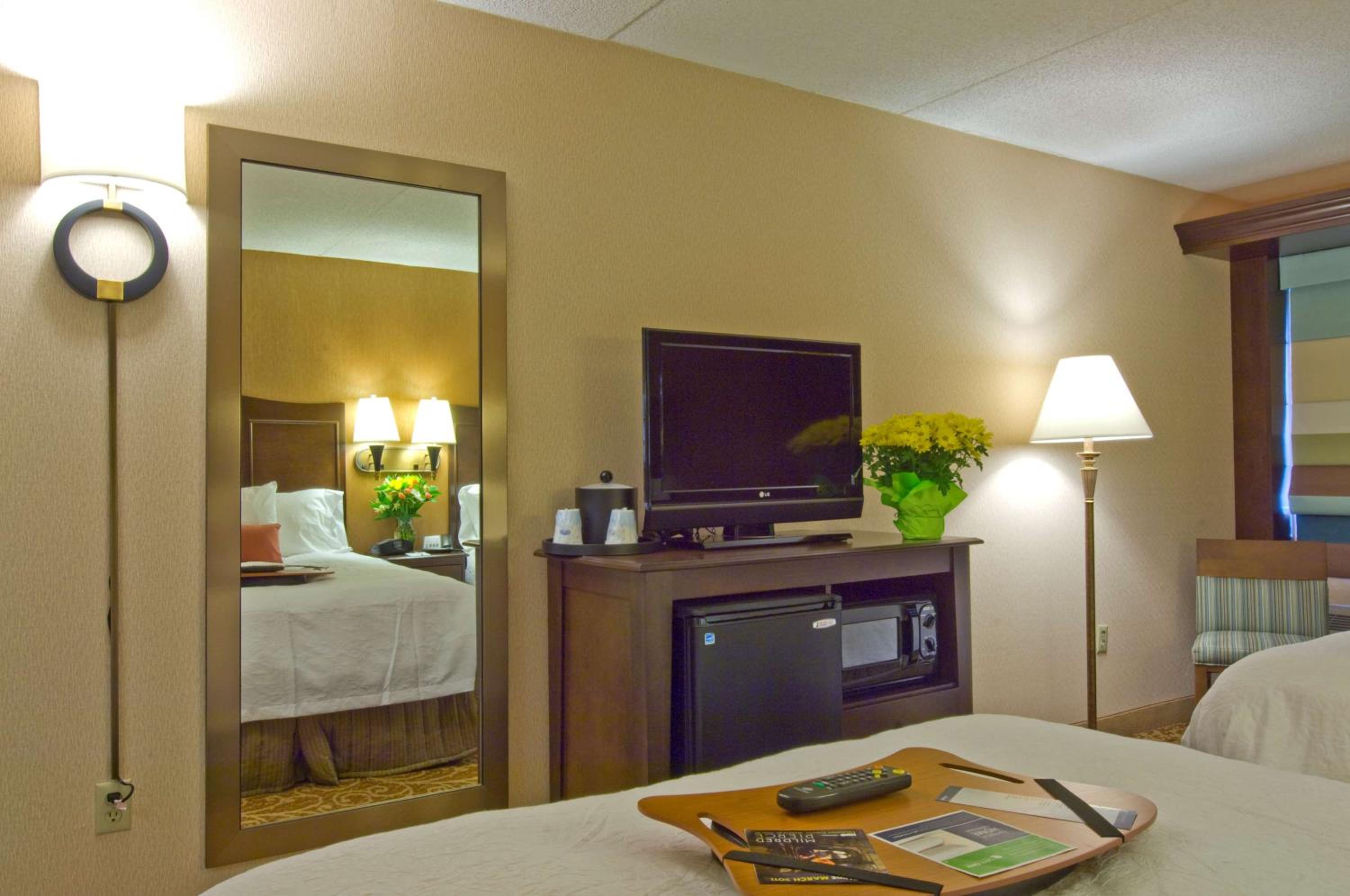 Room with Two Queen Beds - Non-Smoking - Photo 2