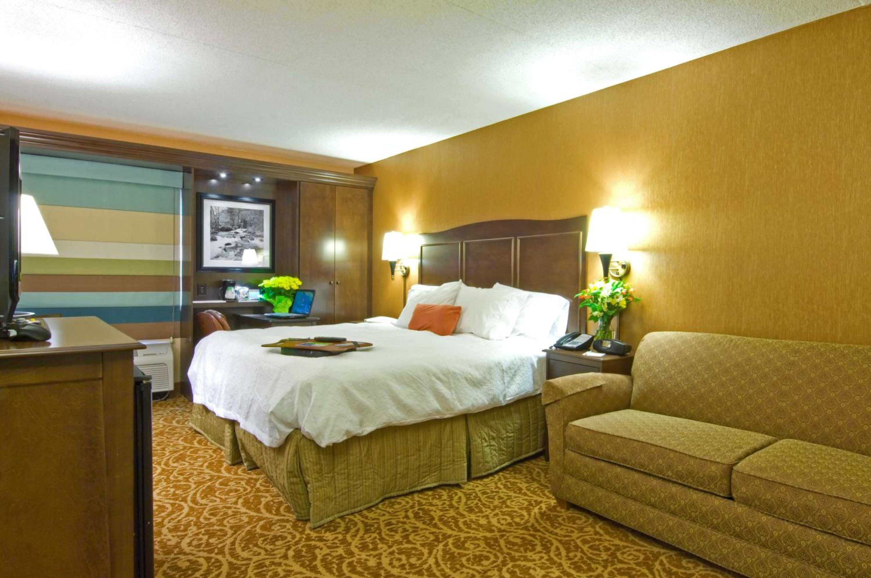 King Room with Sofa Bed and Study - Non-Smoking at Hampton Inn Downingtown/Exton in Exton