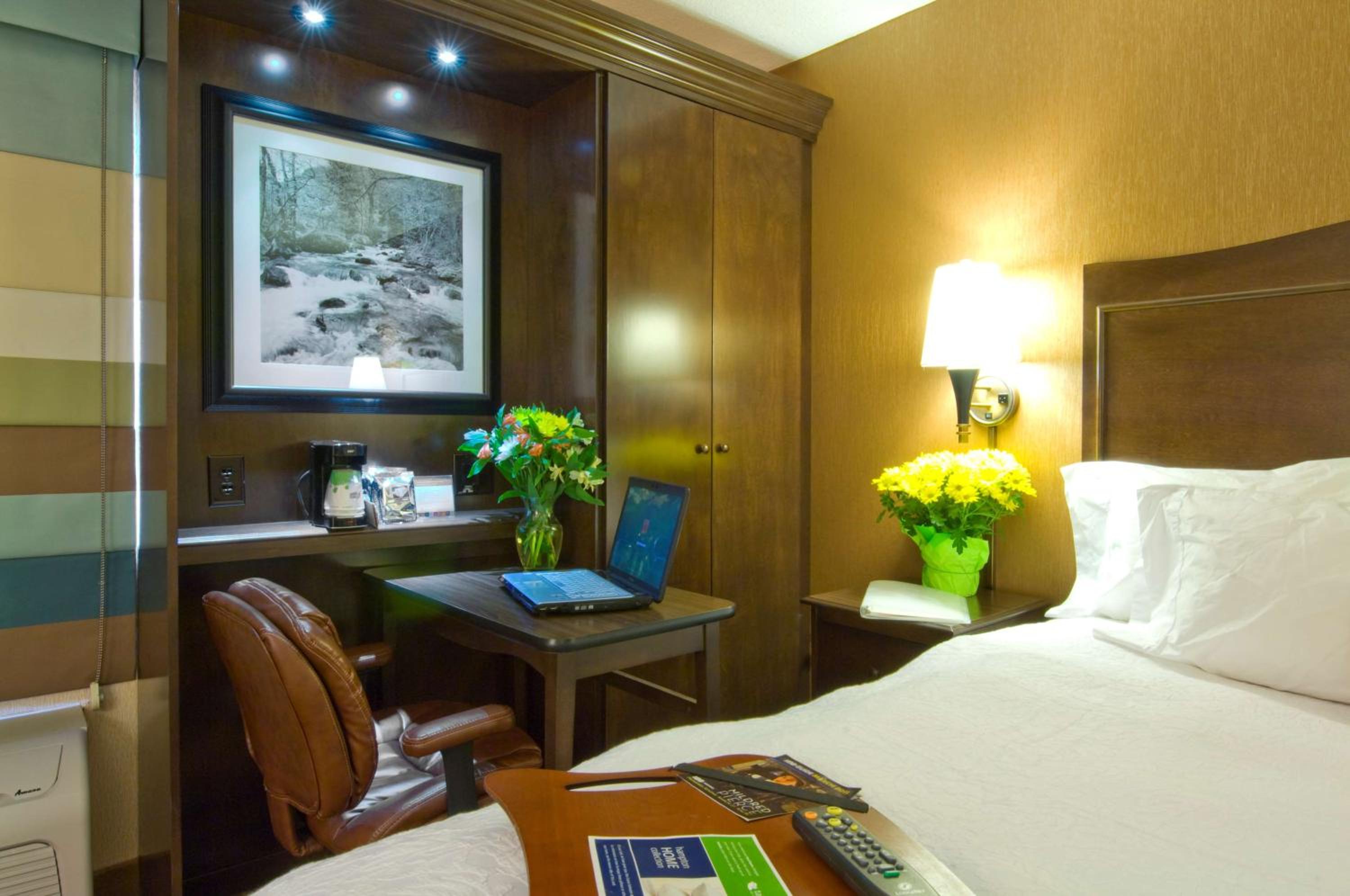 King Room with Sofa Bed and Study - Non-Smoking - Photo 4