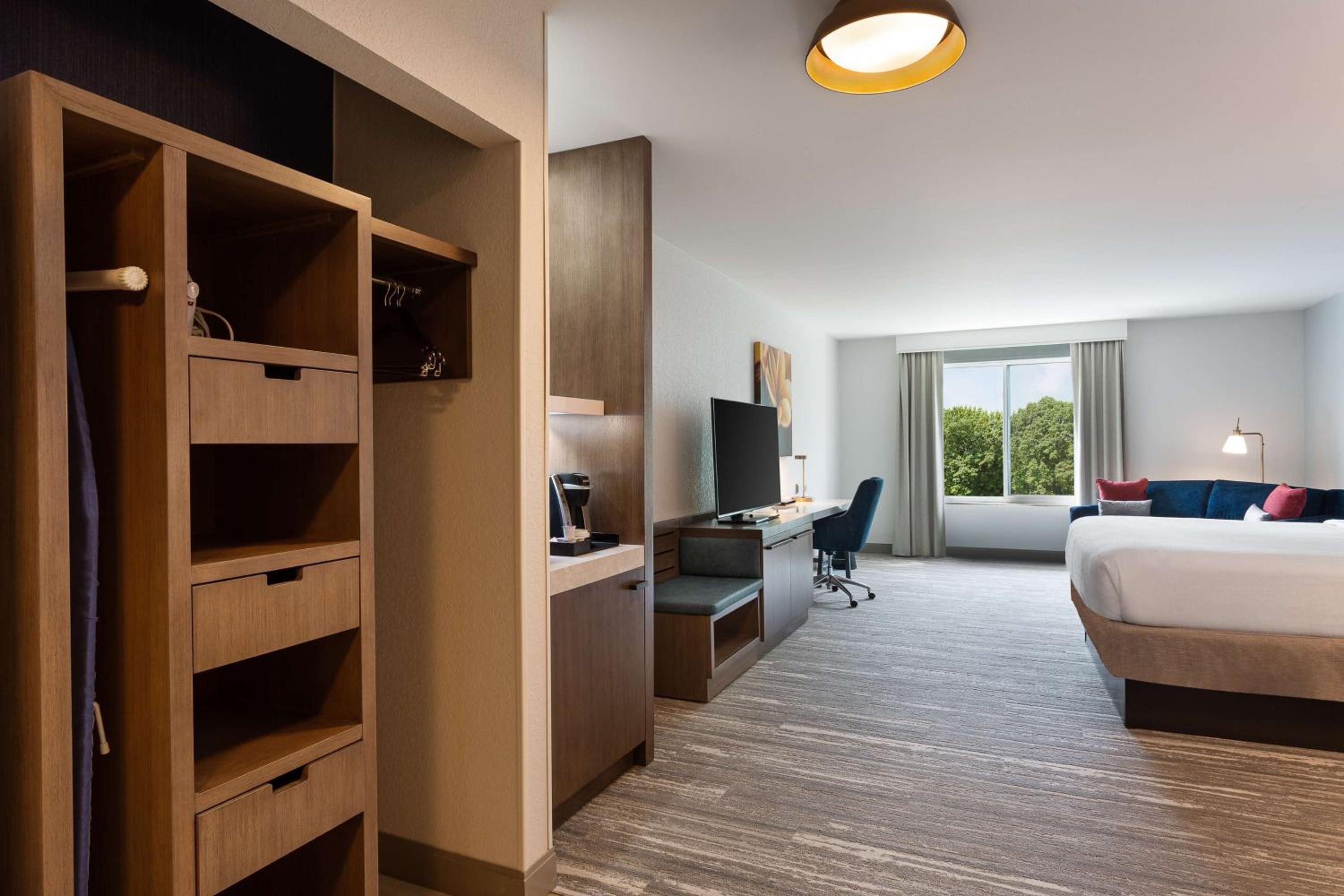 Corner King Room - Photo 1