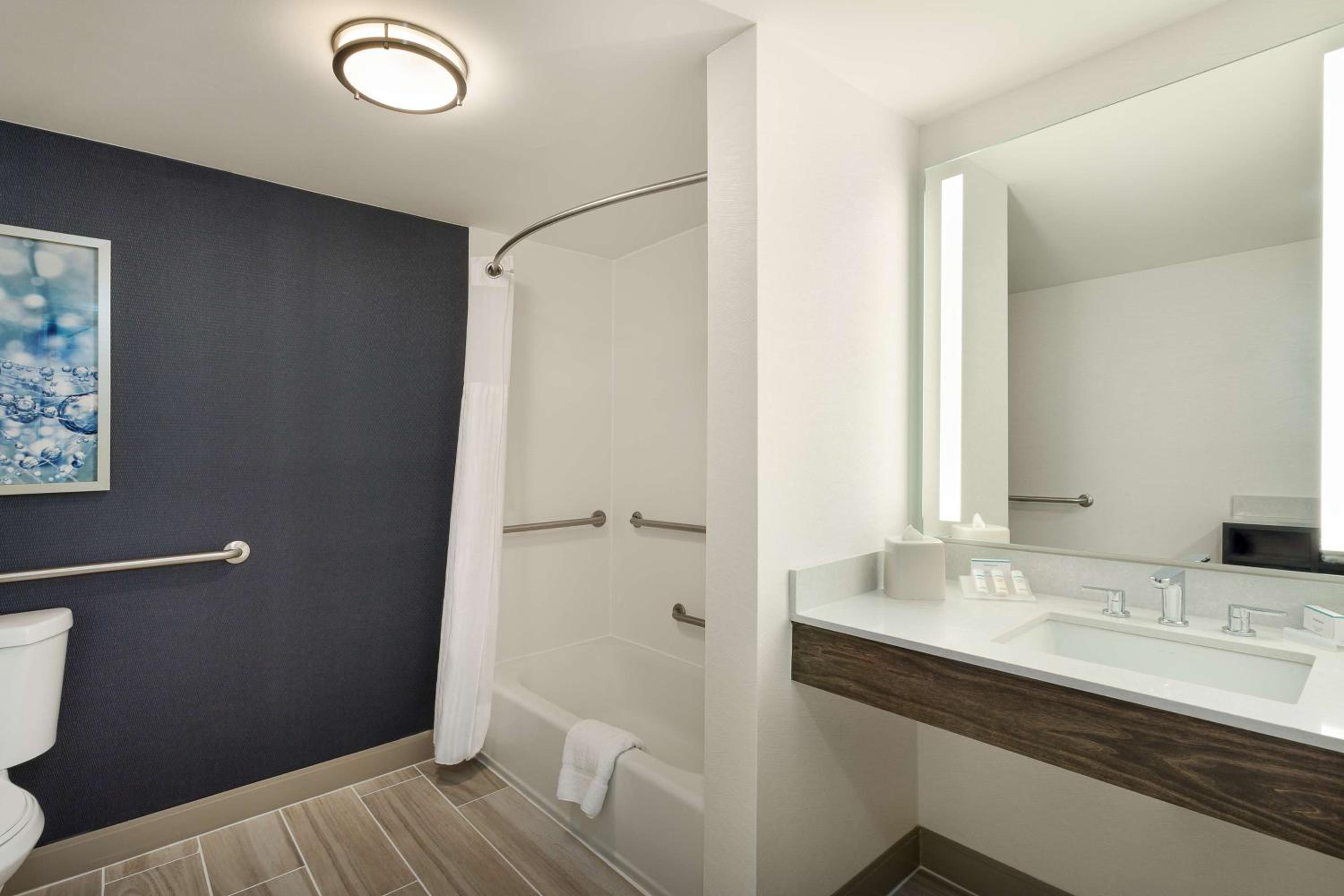 King Room with Tub - Mobility and Hearing Access - Photo 2