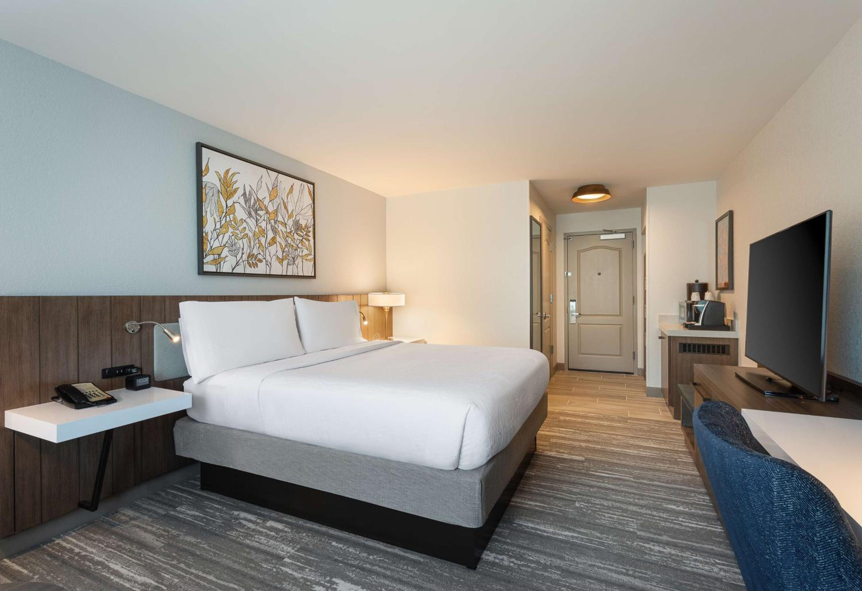 King Room - Non-Smoking - Photo 4