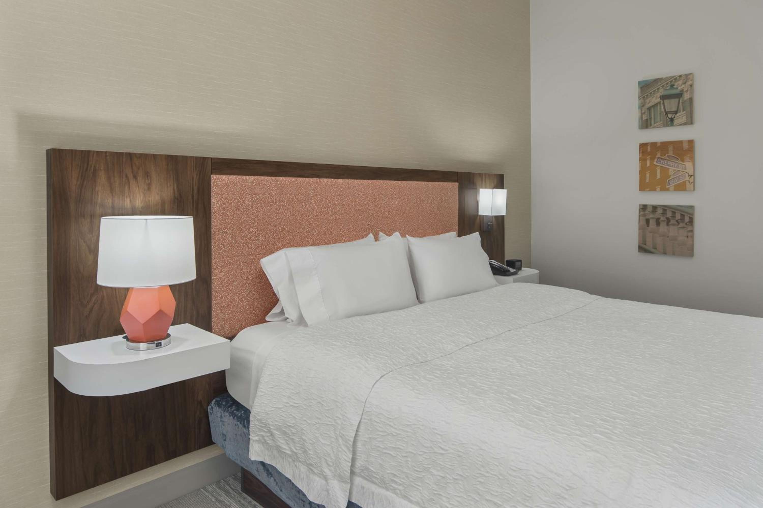 King Room with King Bed - Non-Smoking - Photo 3