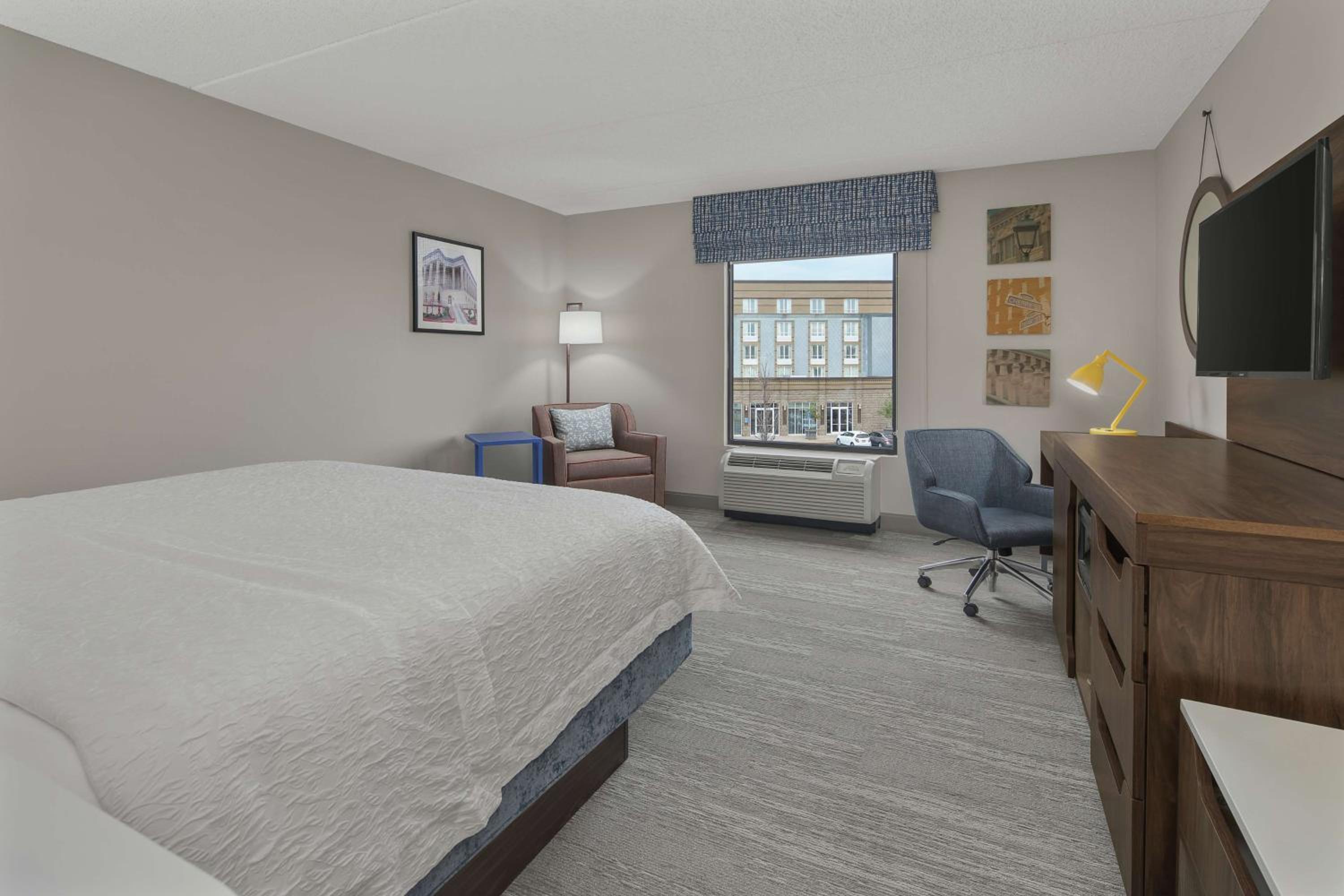 King Room with King Bed - Non-Smoking - Photo 5