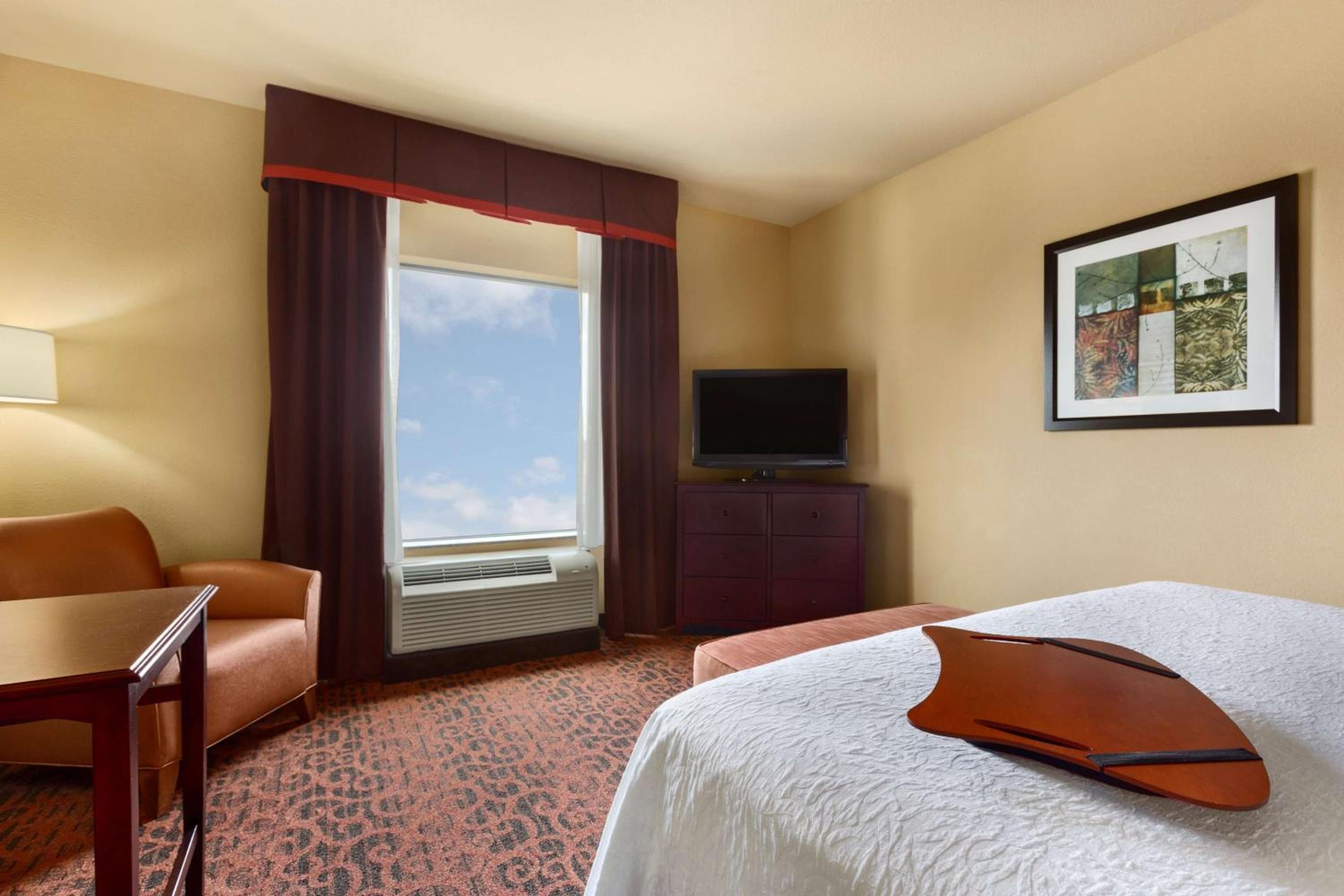 King Room with King Bed - Non-Smoking - Photo 2