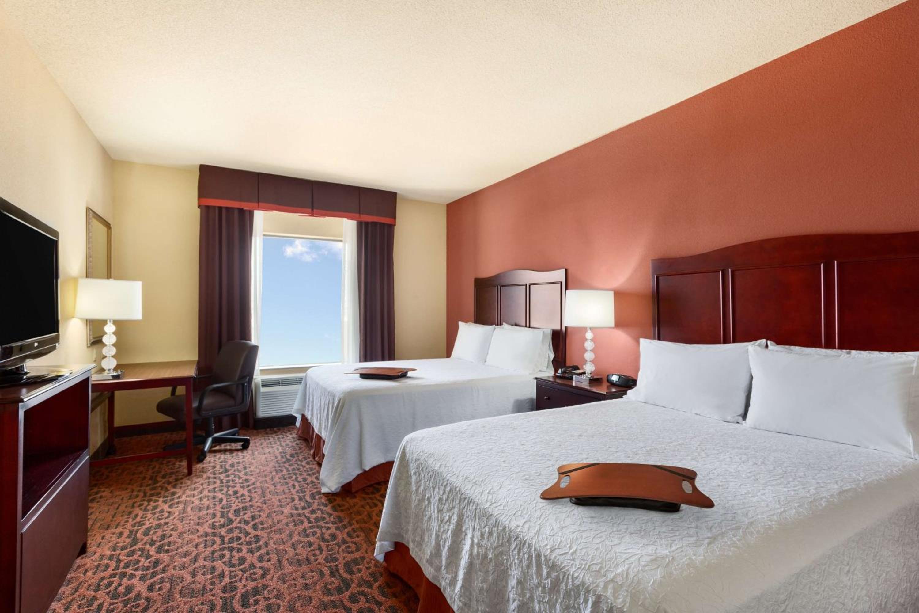 Room with Two Queen Beds - Non-Smoking - Photo 2