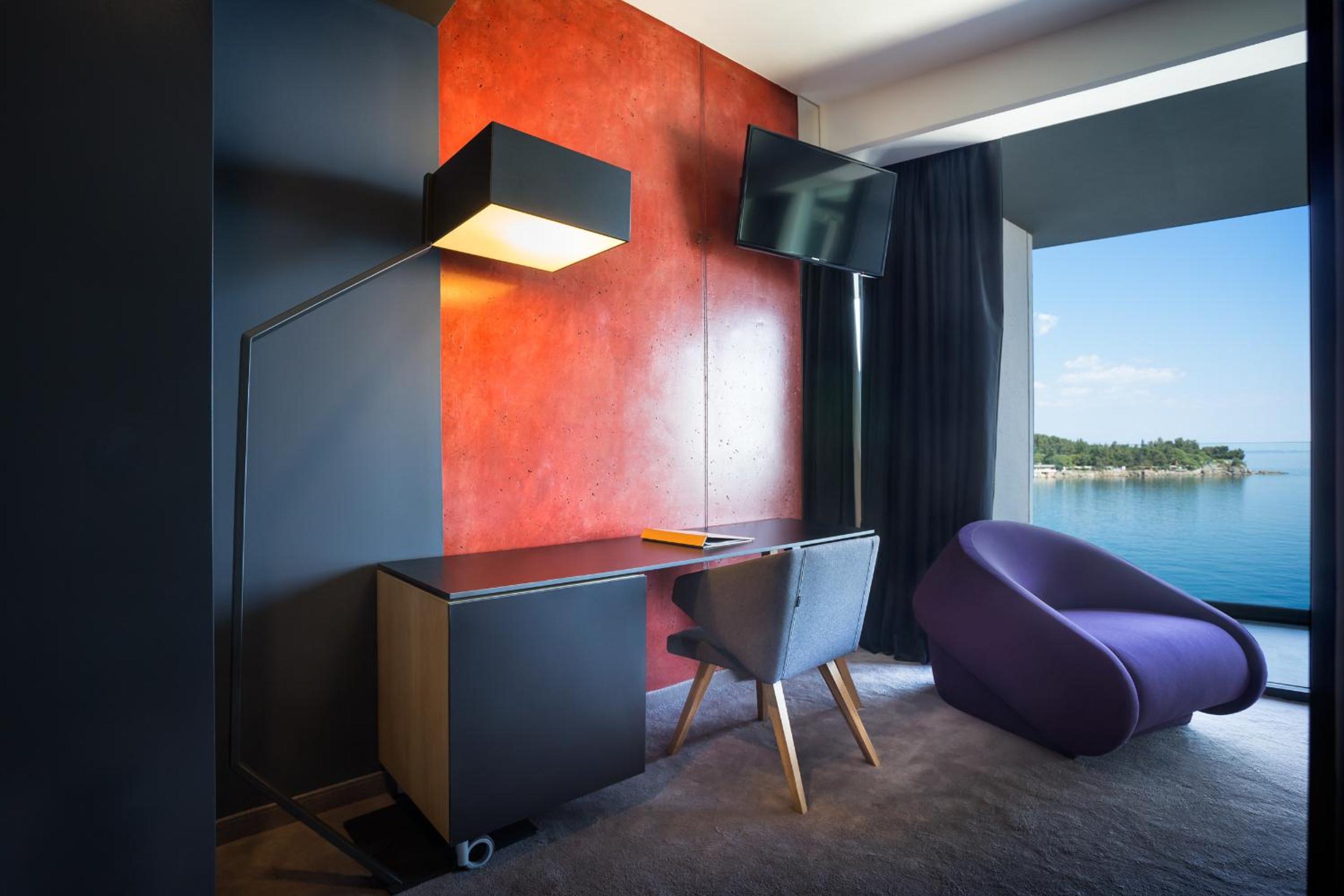 Deluxe Double or Twin Room with Sea View thumbnail 5