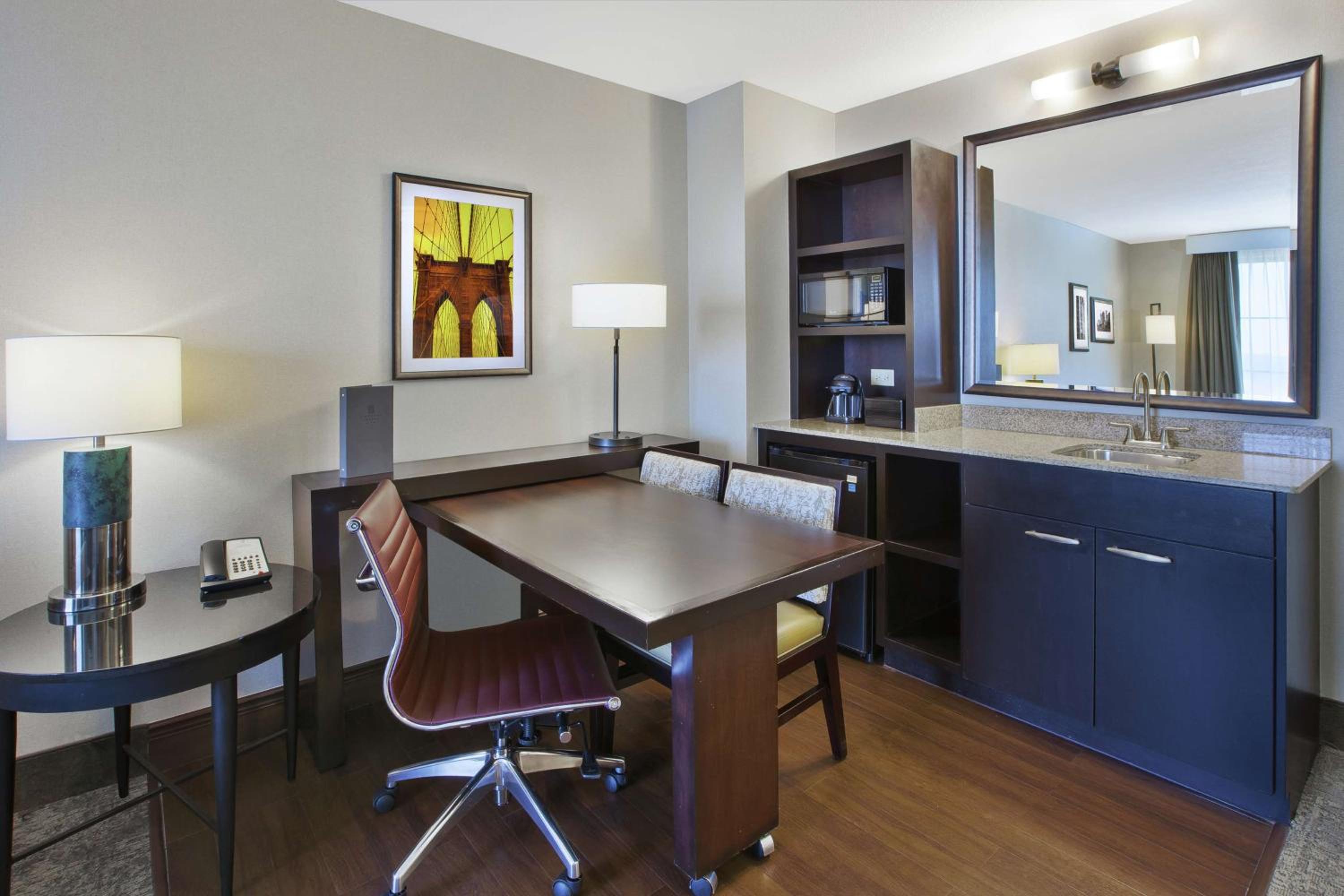 King Suite - Non-Smoking - Photo 4