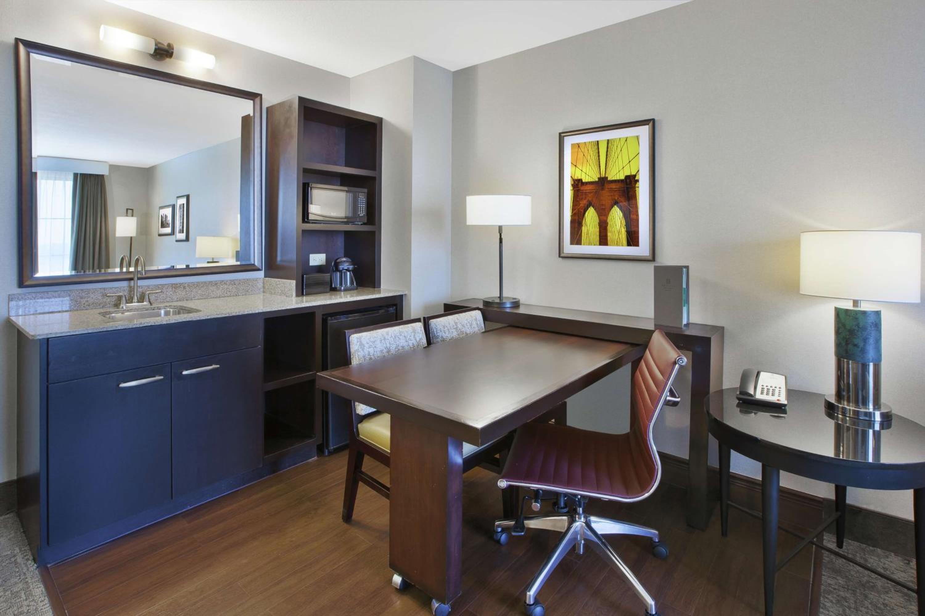 Two-Room Queen Suite with Two Queen Beds - Photo 2