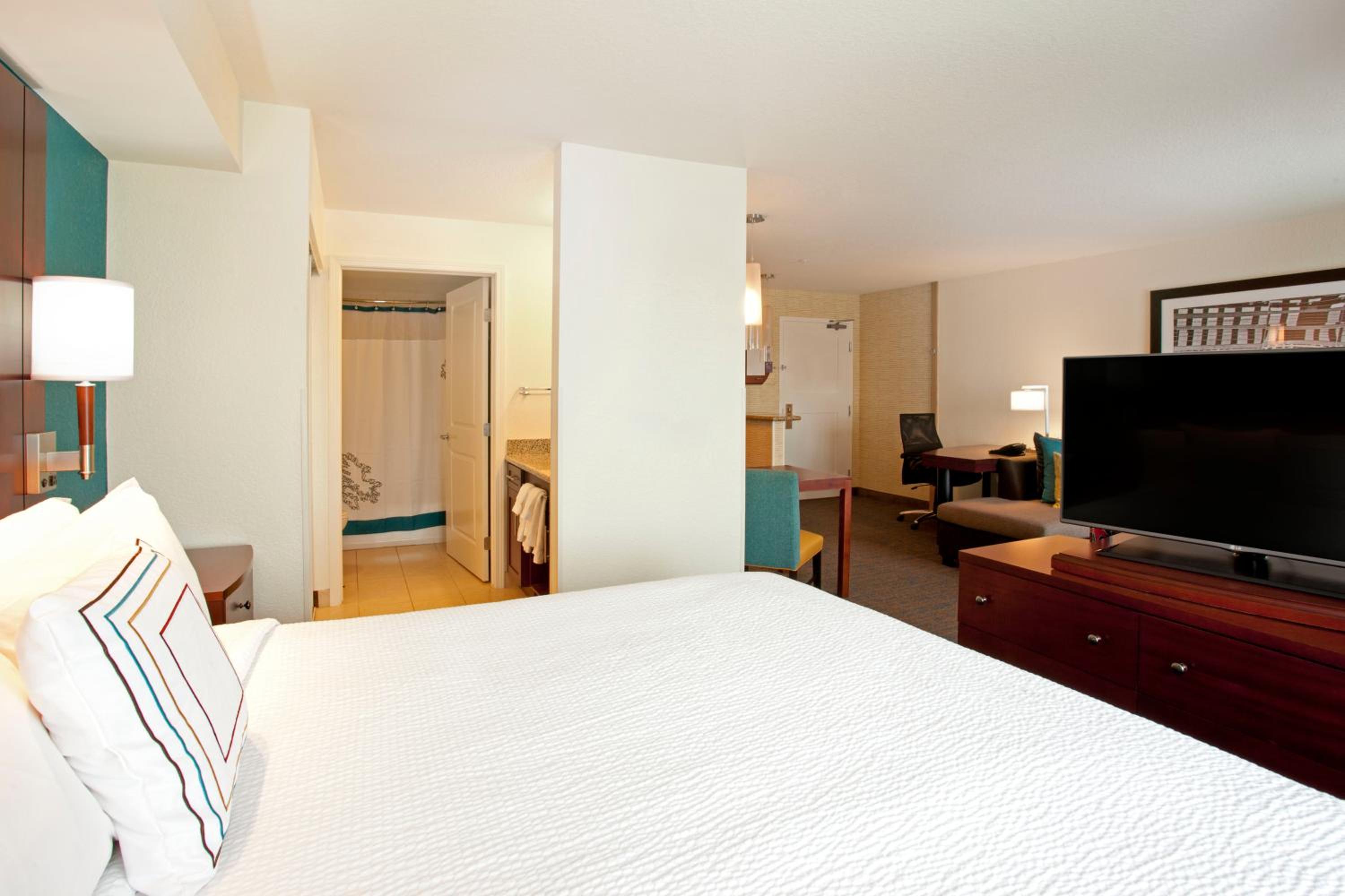 One-Bedroom King Suite with Sofa Bed - Photo 9