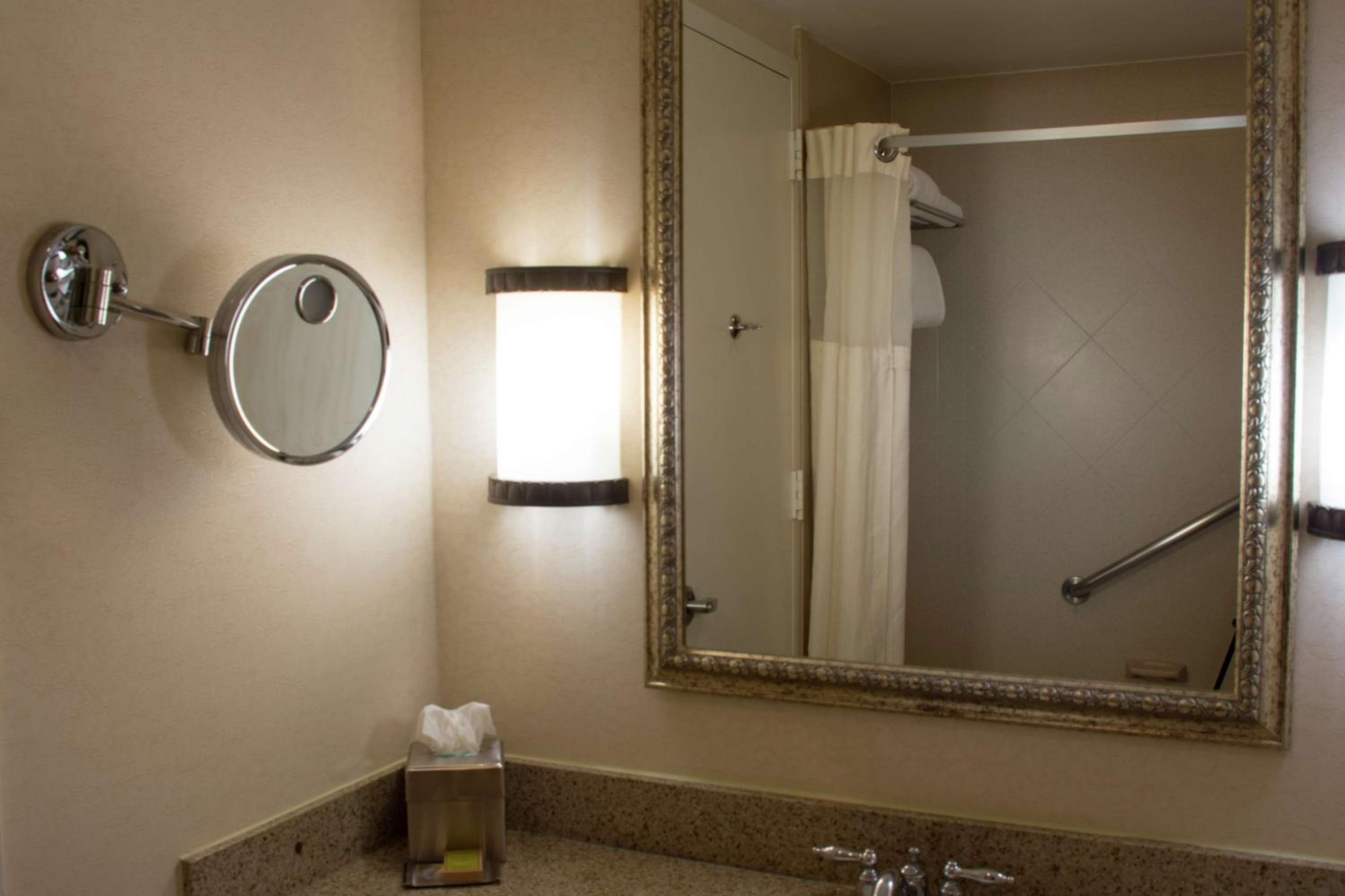 King Room - Non-Smoking - Photo 4