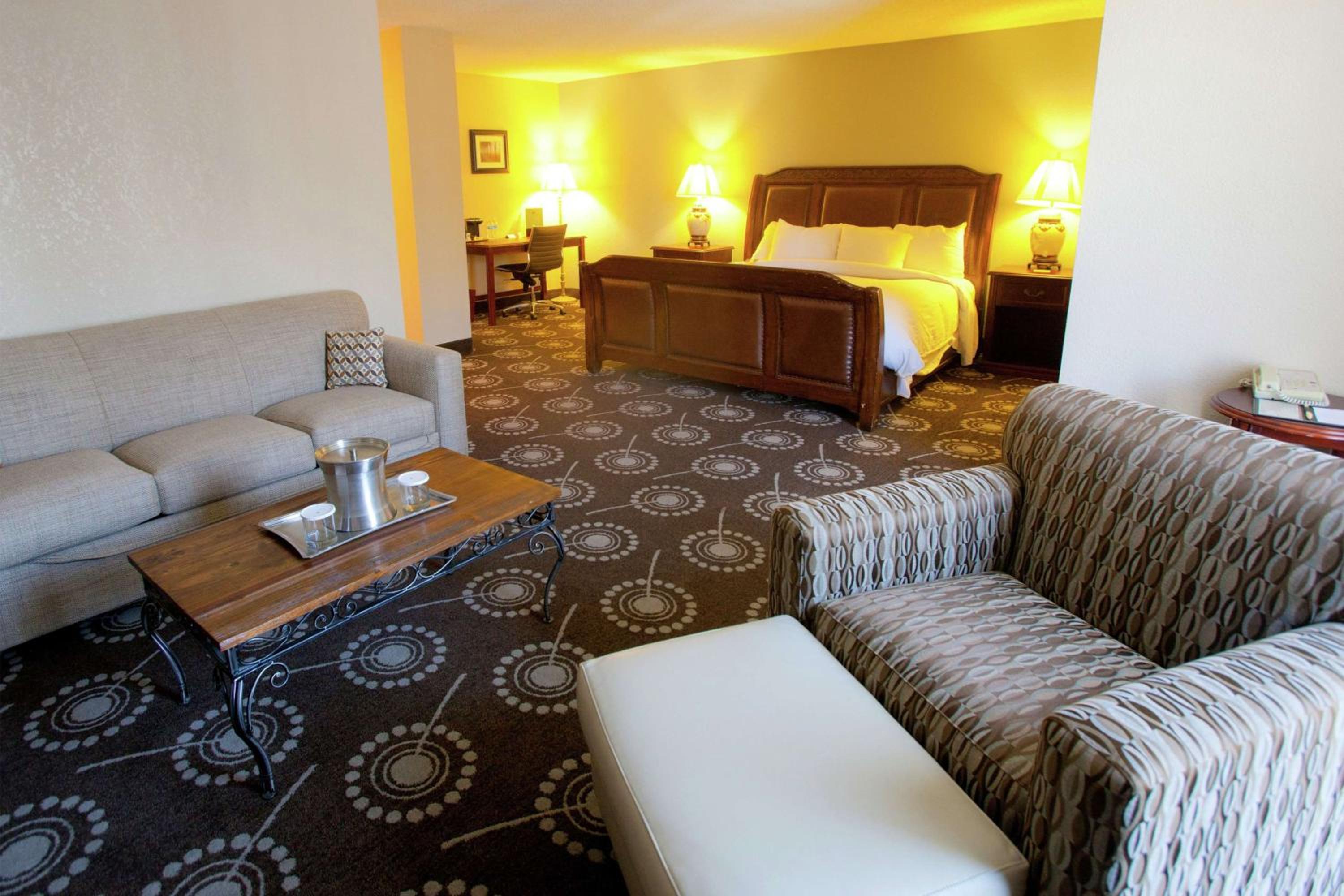 Junior King Suite - Non-Smoking - Photo 1