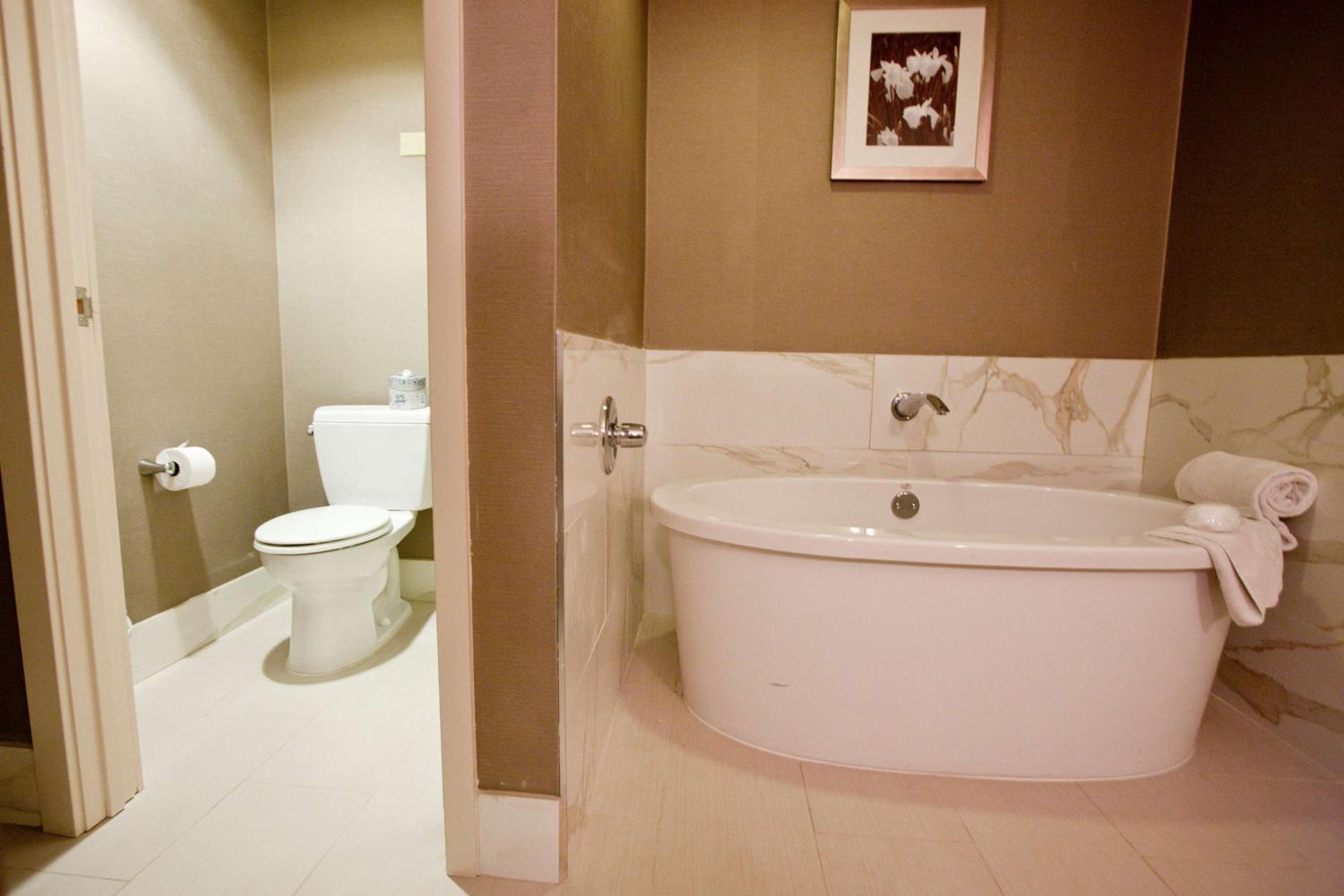 King Room - Non-Smoking - Photo 3
