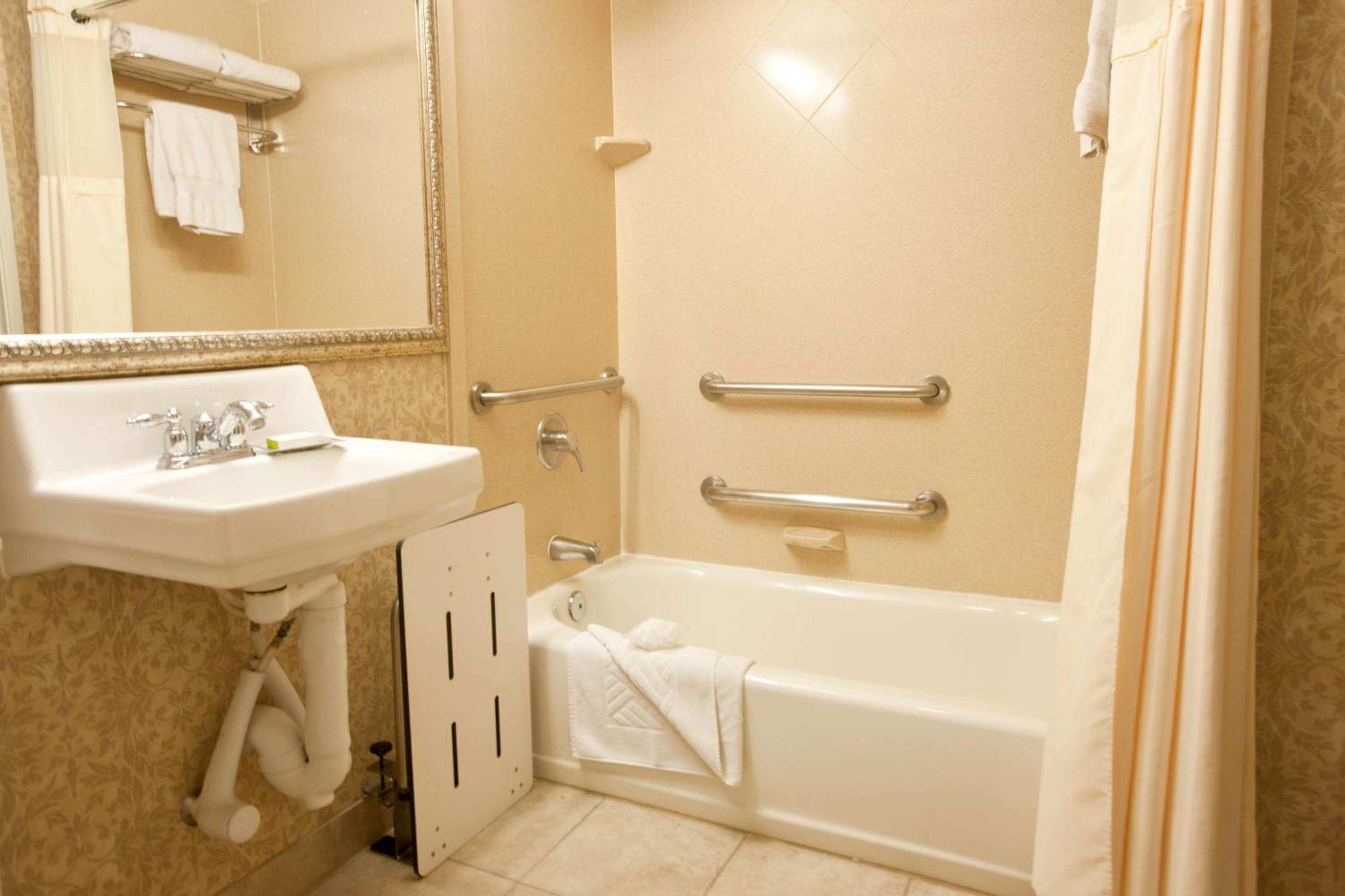 Queen Room With Two Queen Beds - Disability Access/Non-Smoking - Photo 2
