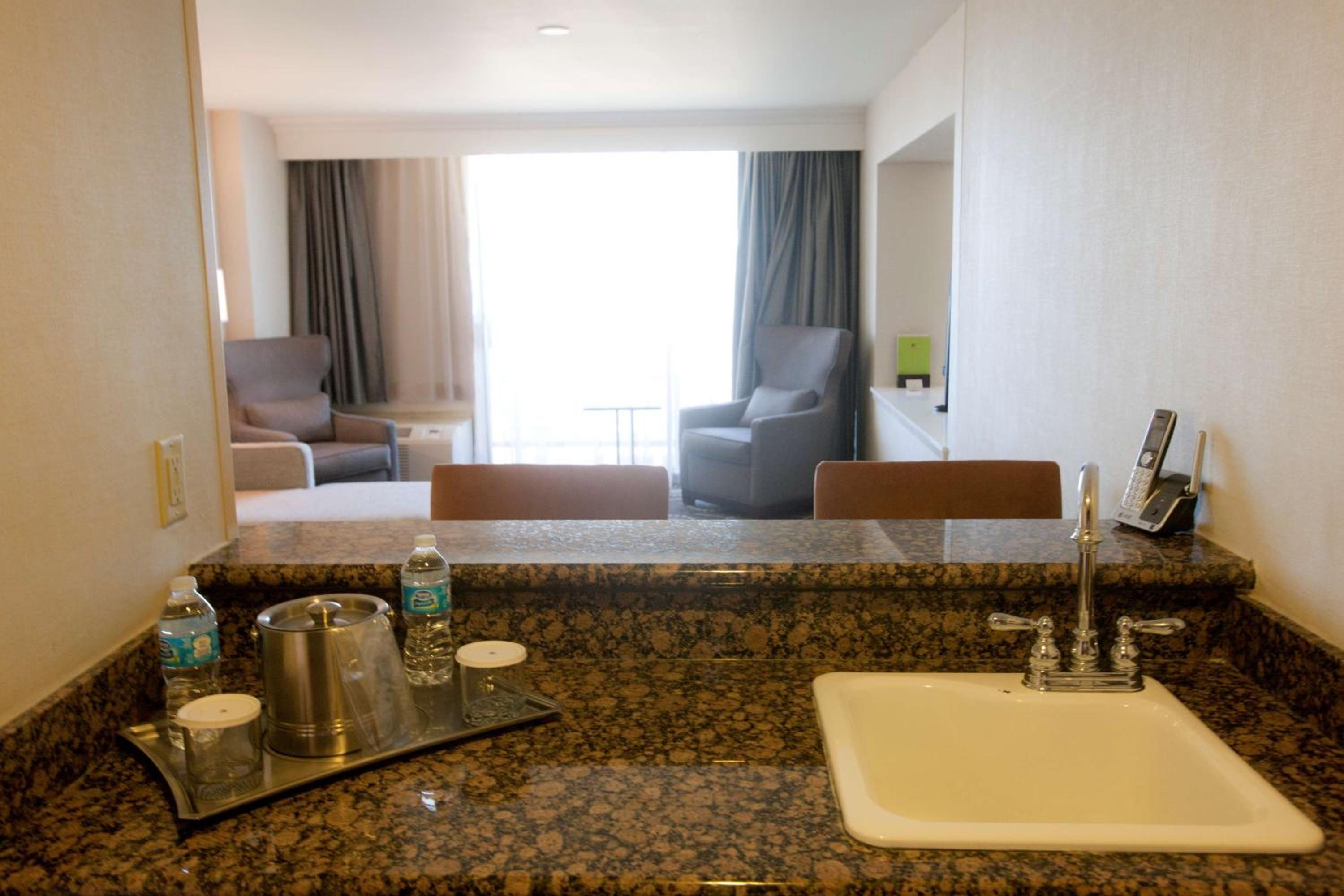 1 King Bed, Bridal Suite, Non-Smoking - Photo 4