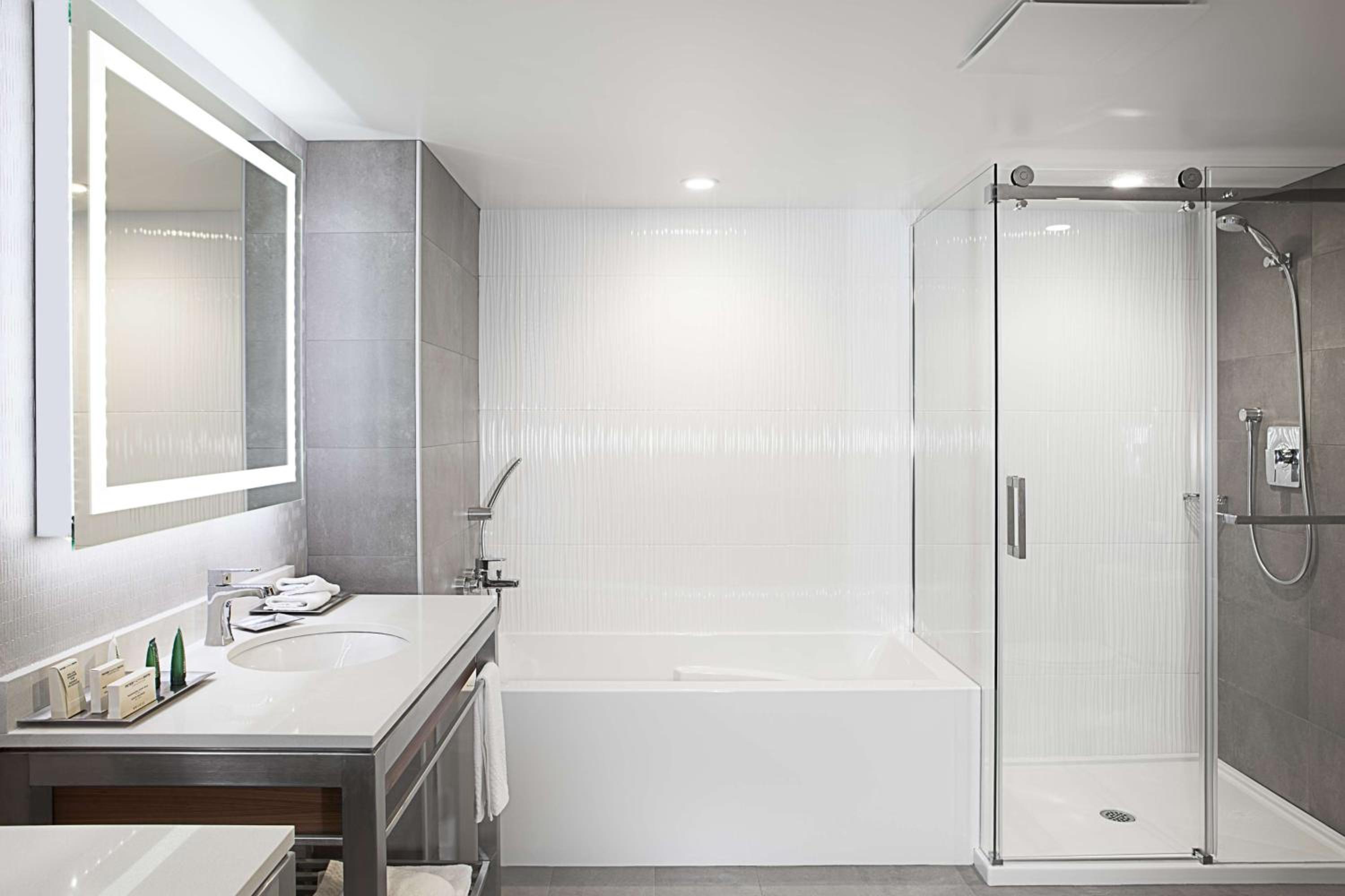 Deluxe King Suite with Jetted Tub and Kitchen - Photo 3