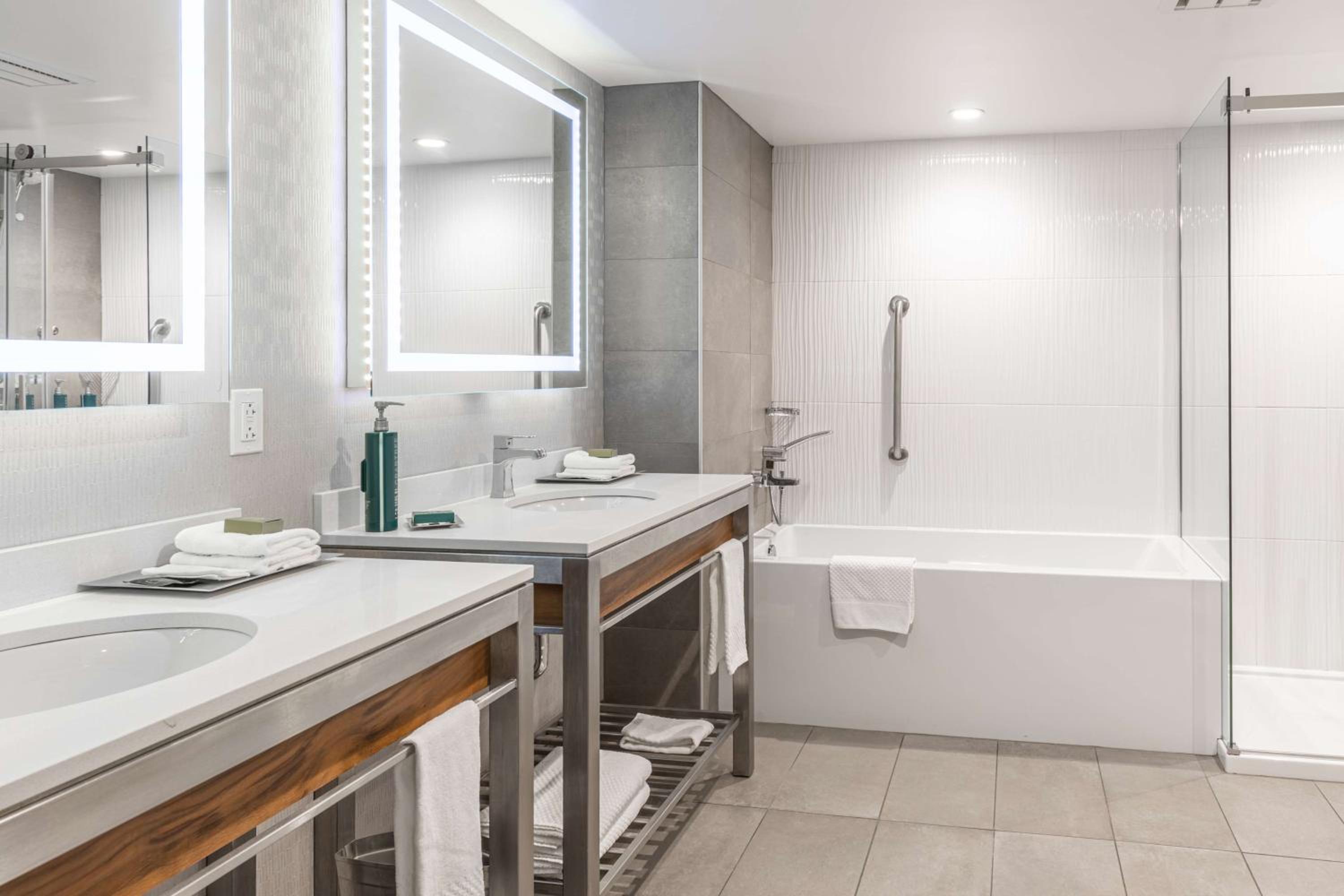 Deluxe King Suite with Jetted Tub and Kitchen - Photo 5