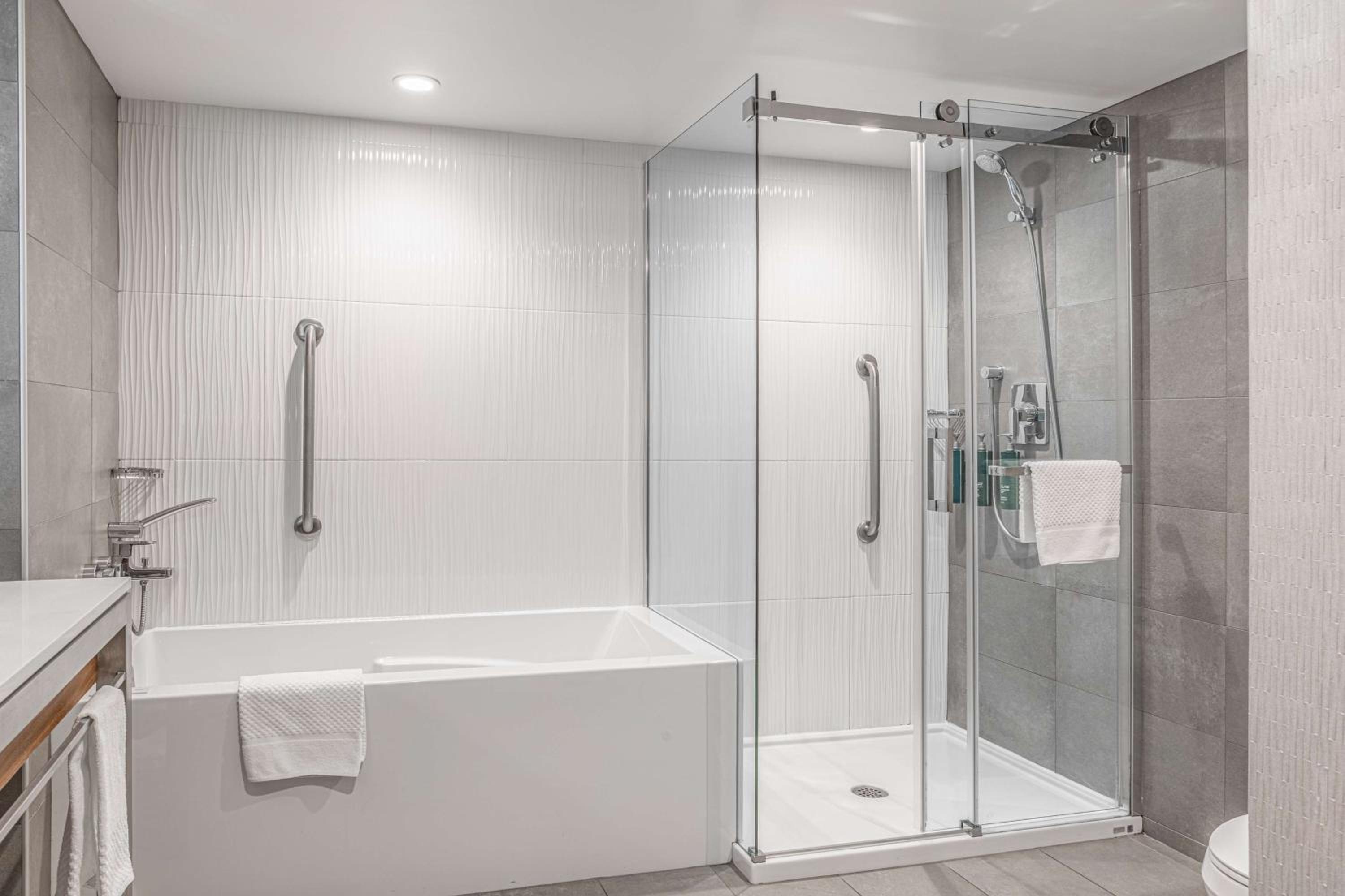 Deluxe King Suite with Jetted Tub and Kitchen - Photo 4